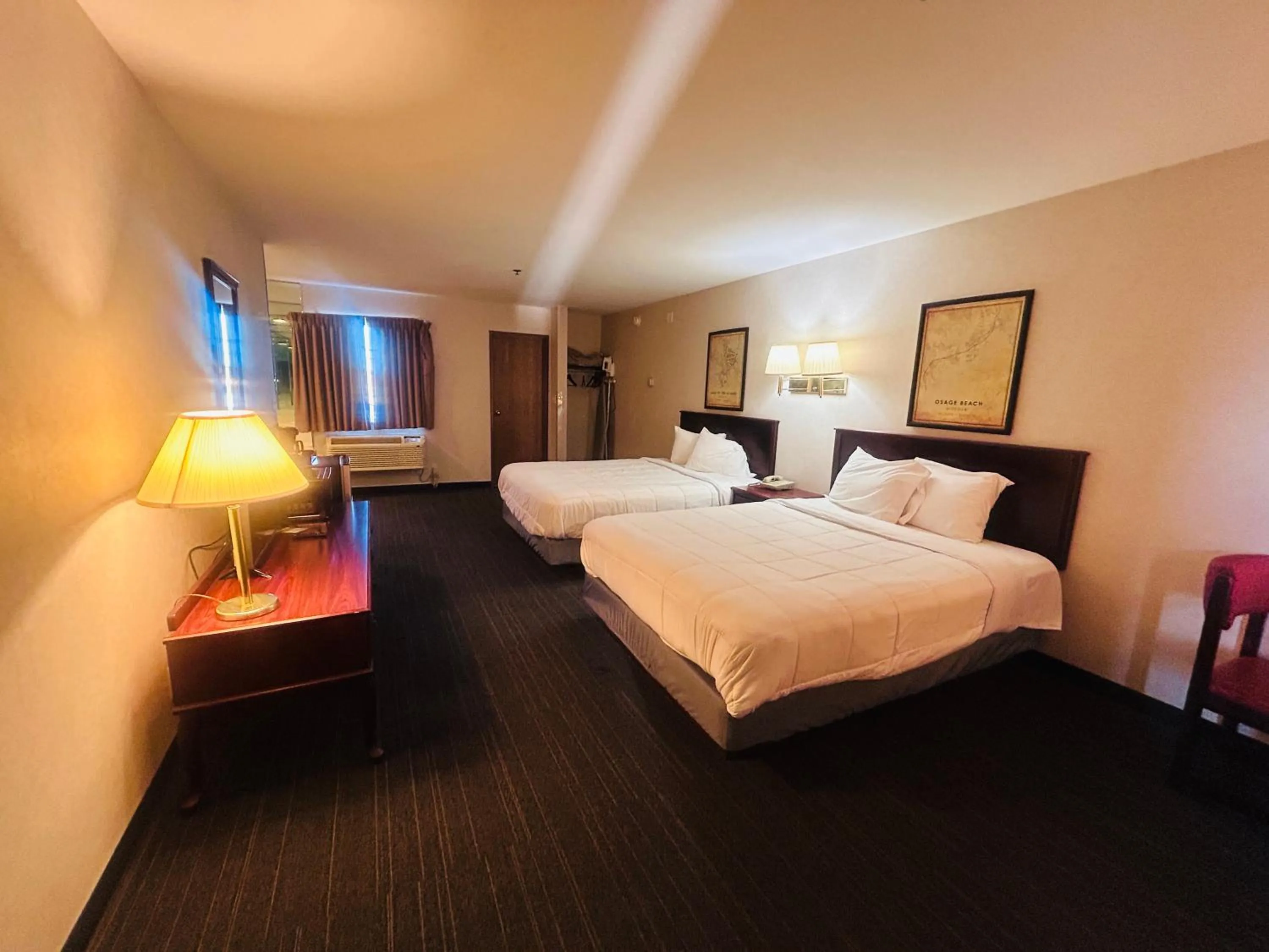 Bedroom, Bed in Osage Village Inn Near Lake Ozarks US 54