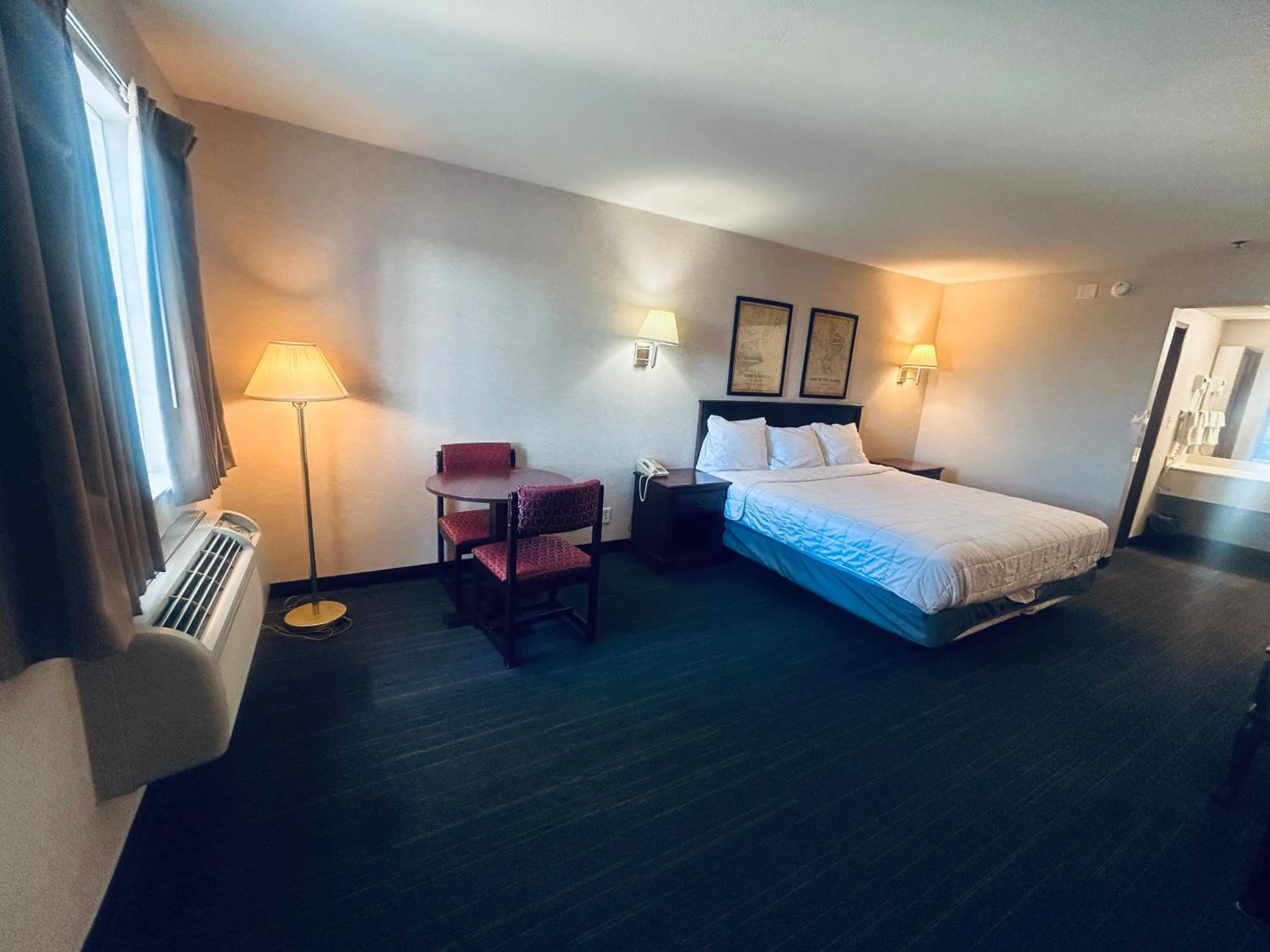 Bedroom, Bed in Osage Village Inn Near Lake Ozarks US 54