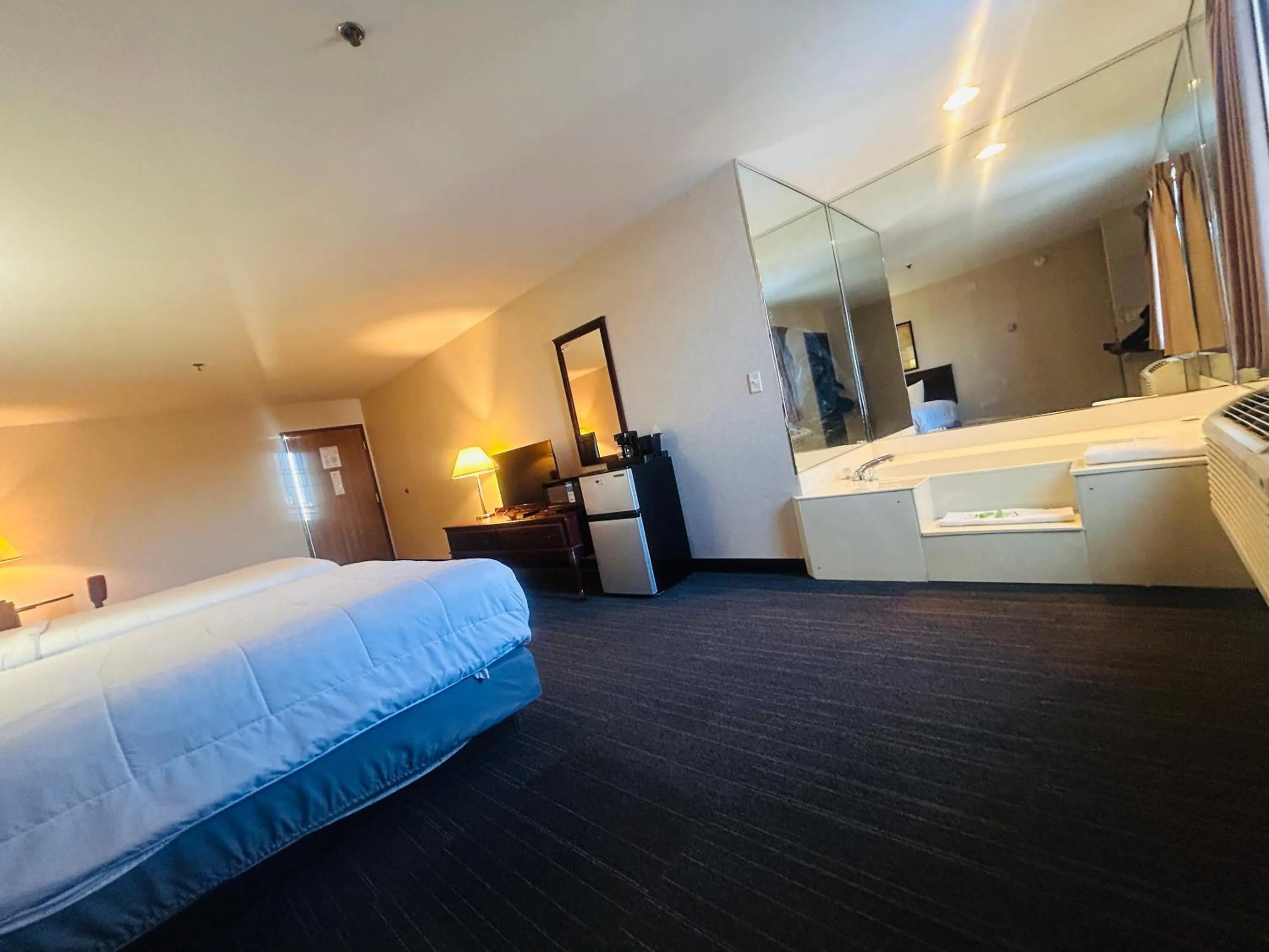 Bedroom, Bed in Osage Village Inn Near Lake Ozarks US 54