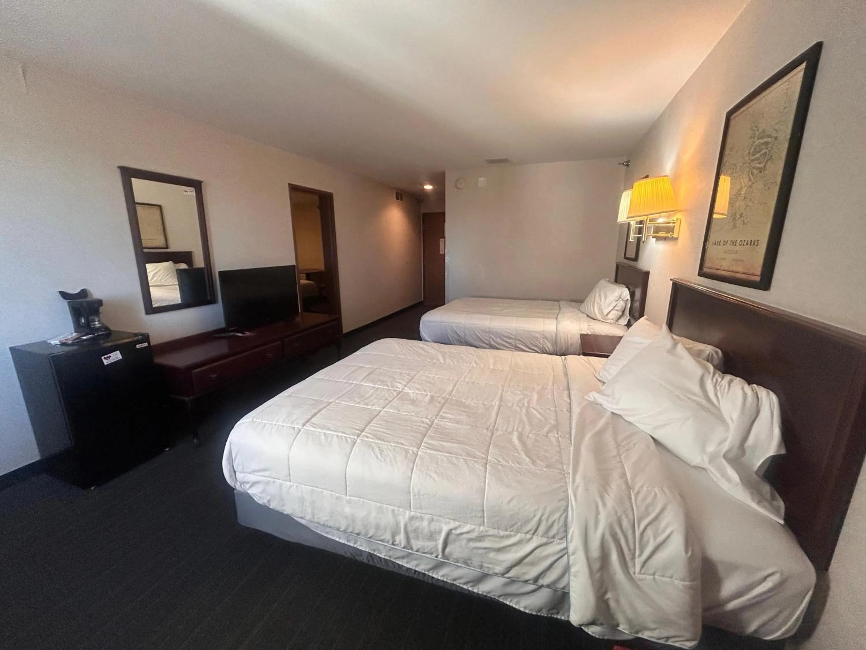 Bedroom, Bed in Osage Village Inn Near Lake Ozarks US 54