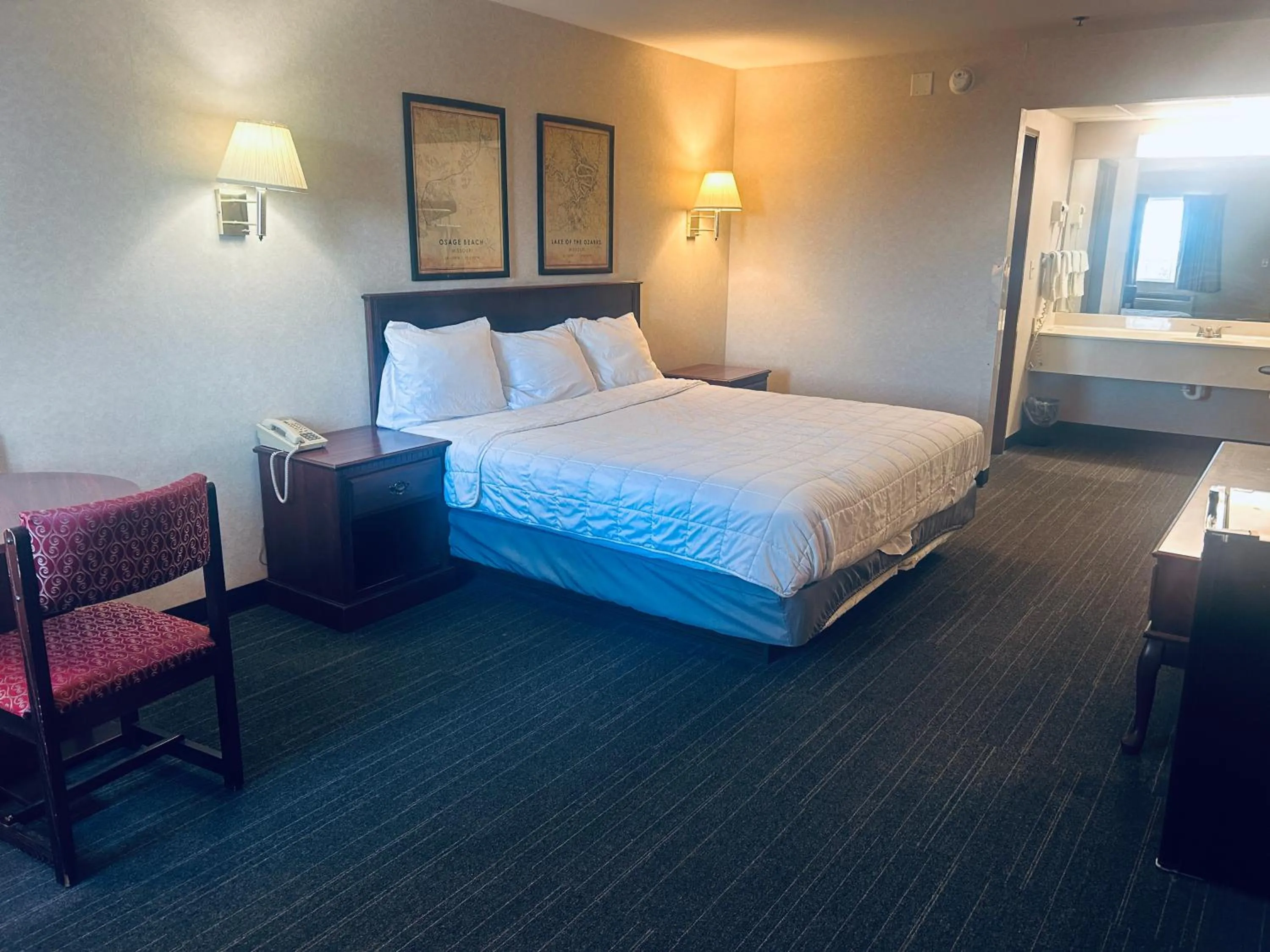 Bedroom, Bed in Osage Village Inn Near Lake Ozarks US 54