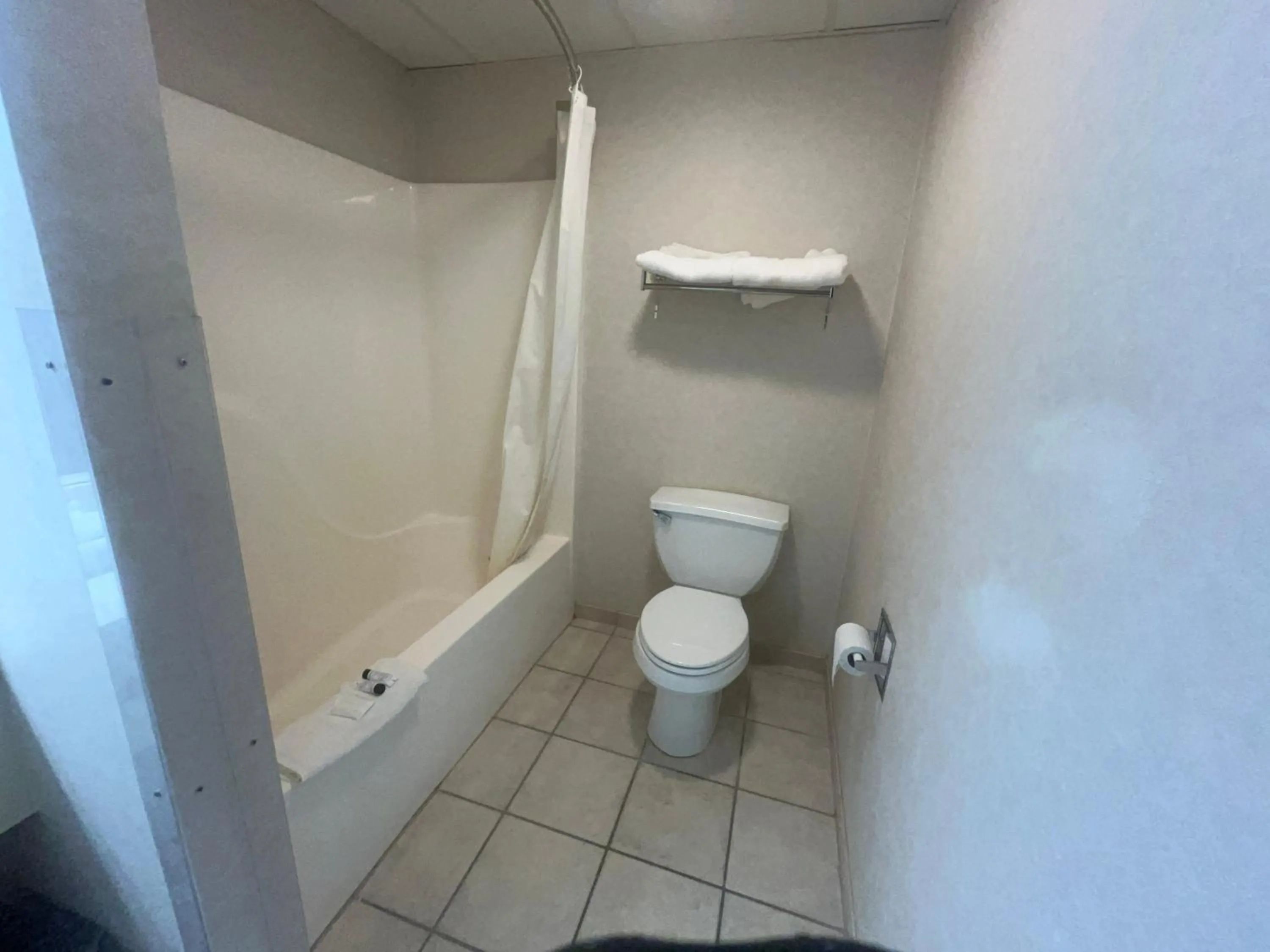 Bathroom in Osage Village Inn Near Lake Ozarks US 54