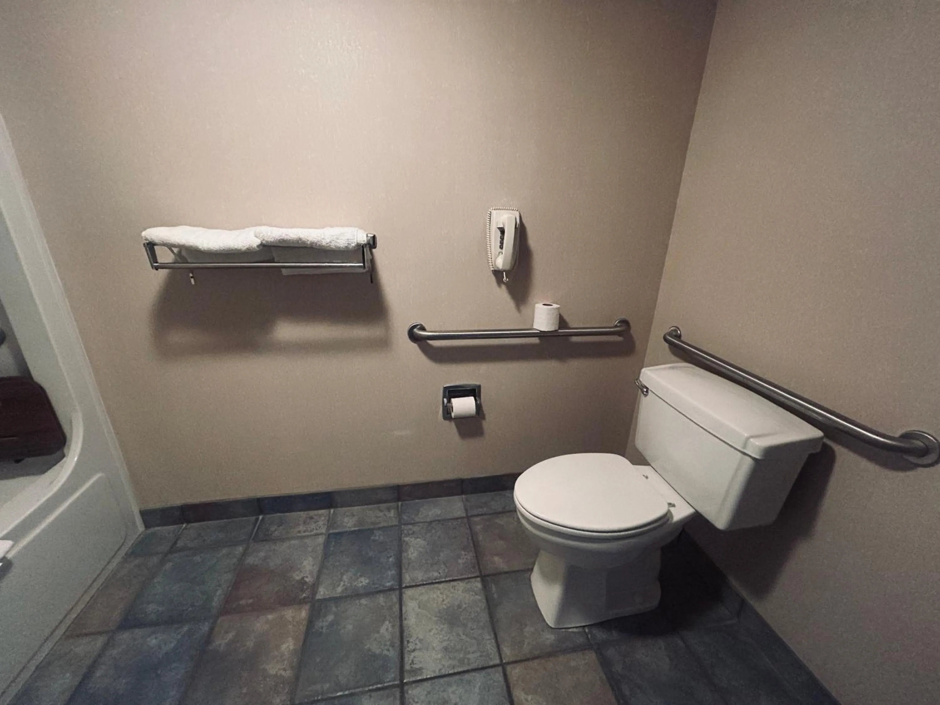 Bathroom in Osage Village Inn Near Lake Ozarks US 54