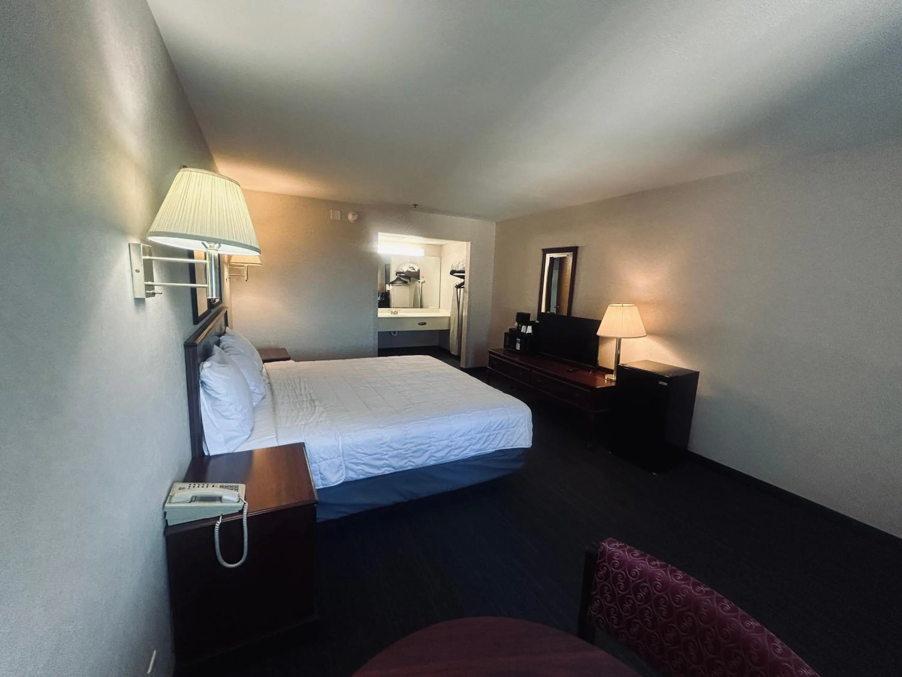 Bedroom, Bed in Osage Village Inn Near Lake Ozarks US 54