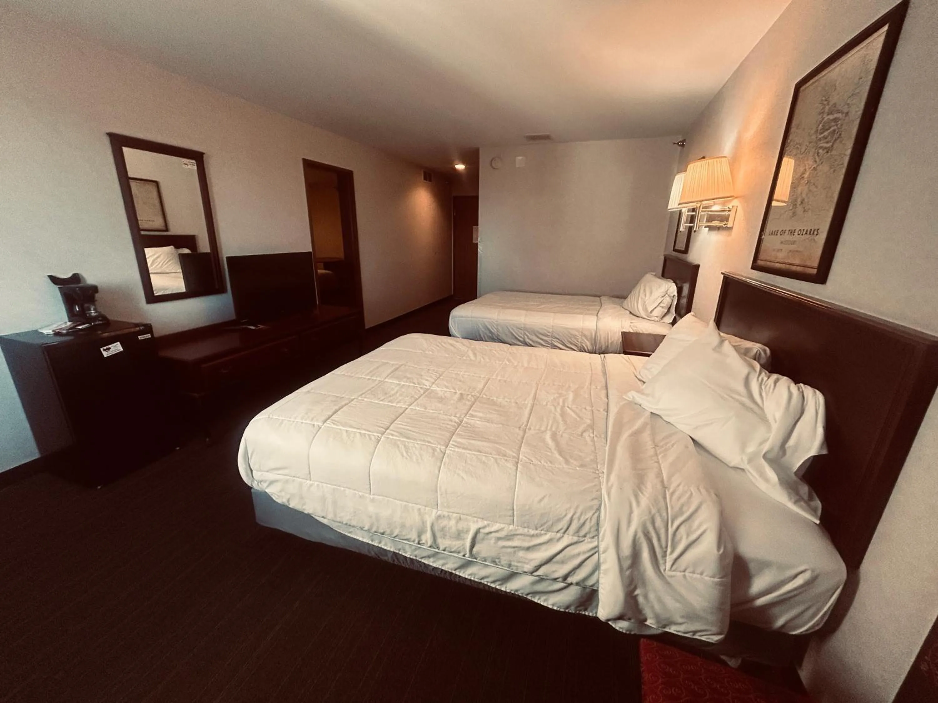 Bedroom, Bed in Osage Village Inn Near Lake Ozarks US 54