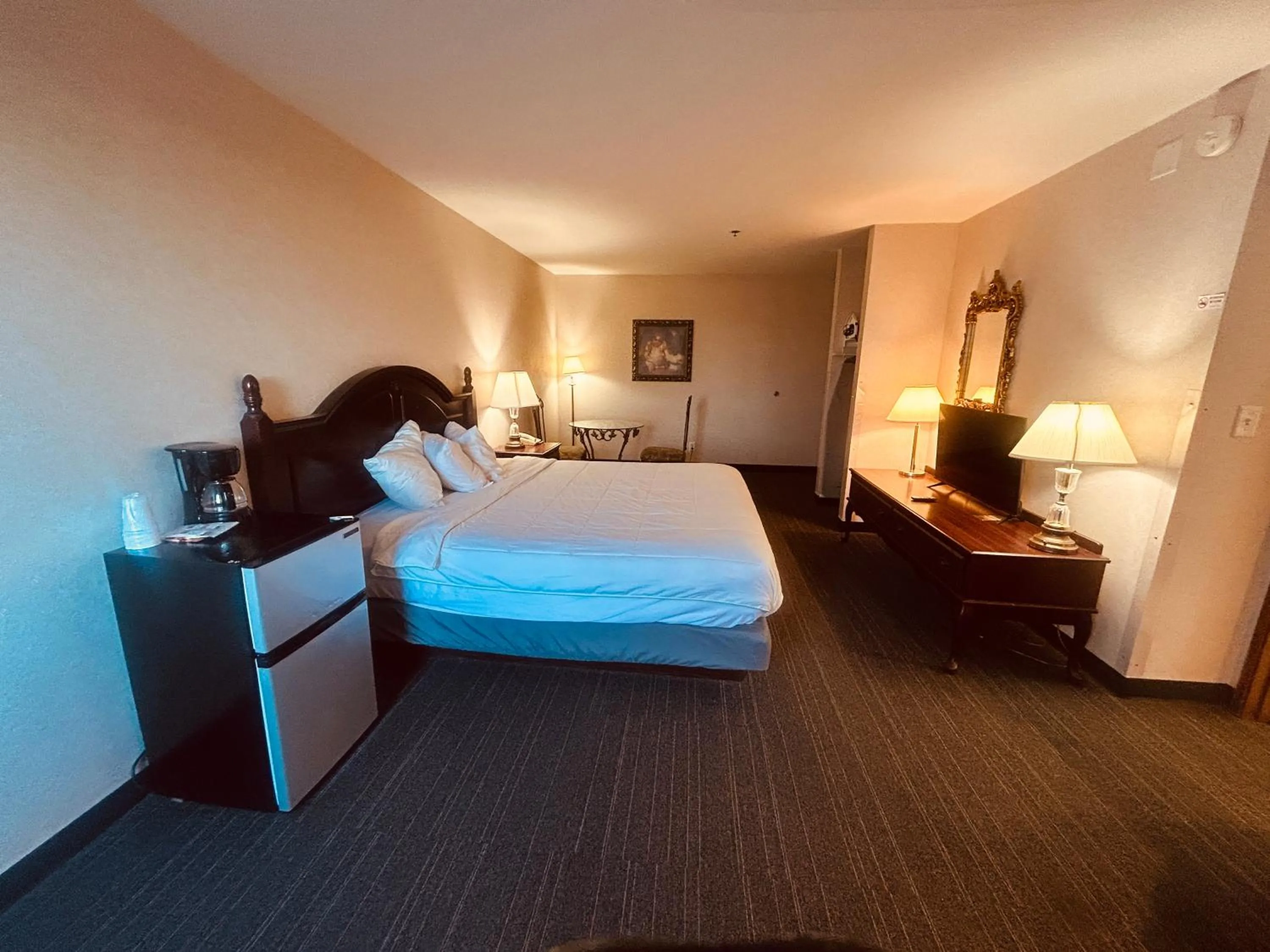 Bedroom, Bed in Osage Village Inn Near Lake Ozarks US 54