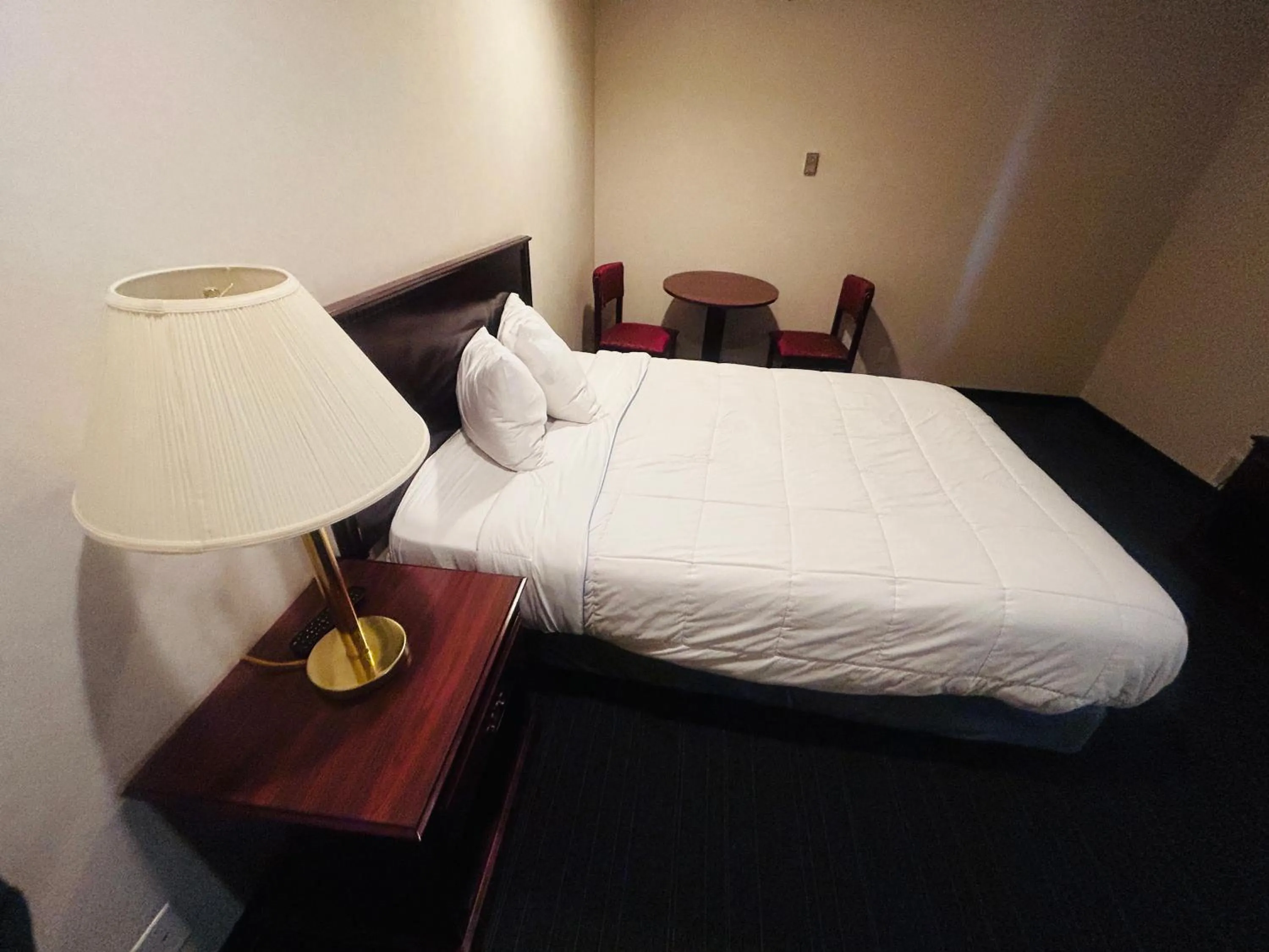 Bedroom, Bed in Osage Village Inn Near Lake Ozarks US 54