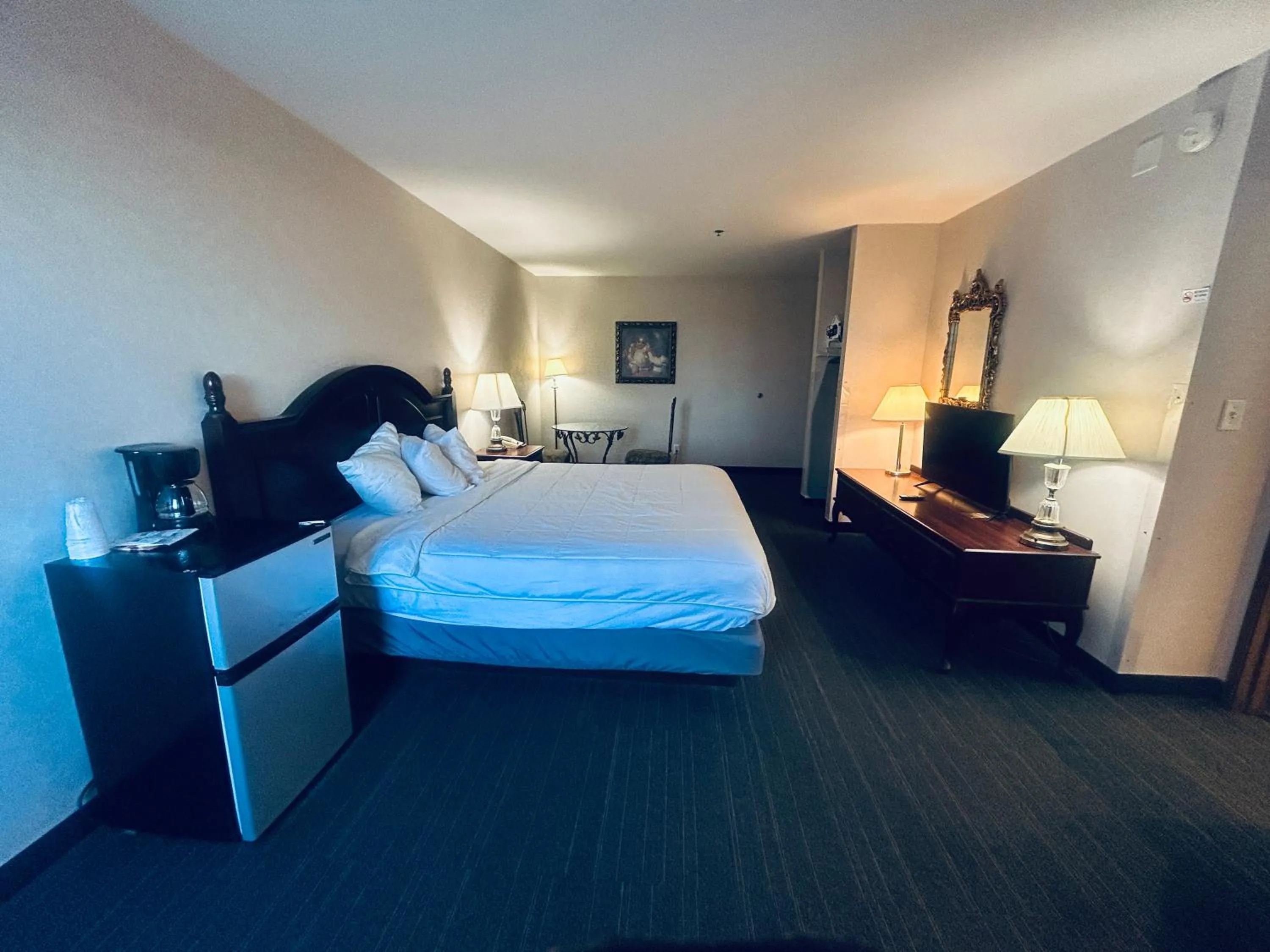 Bedroom, Bed in Osage Village Inn Near Lake Ozarks US 54