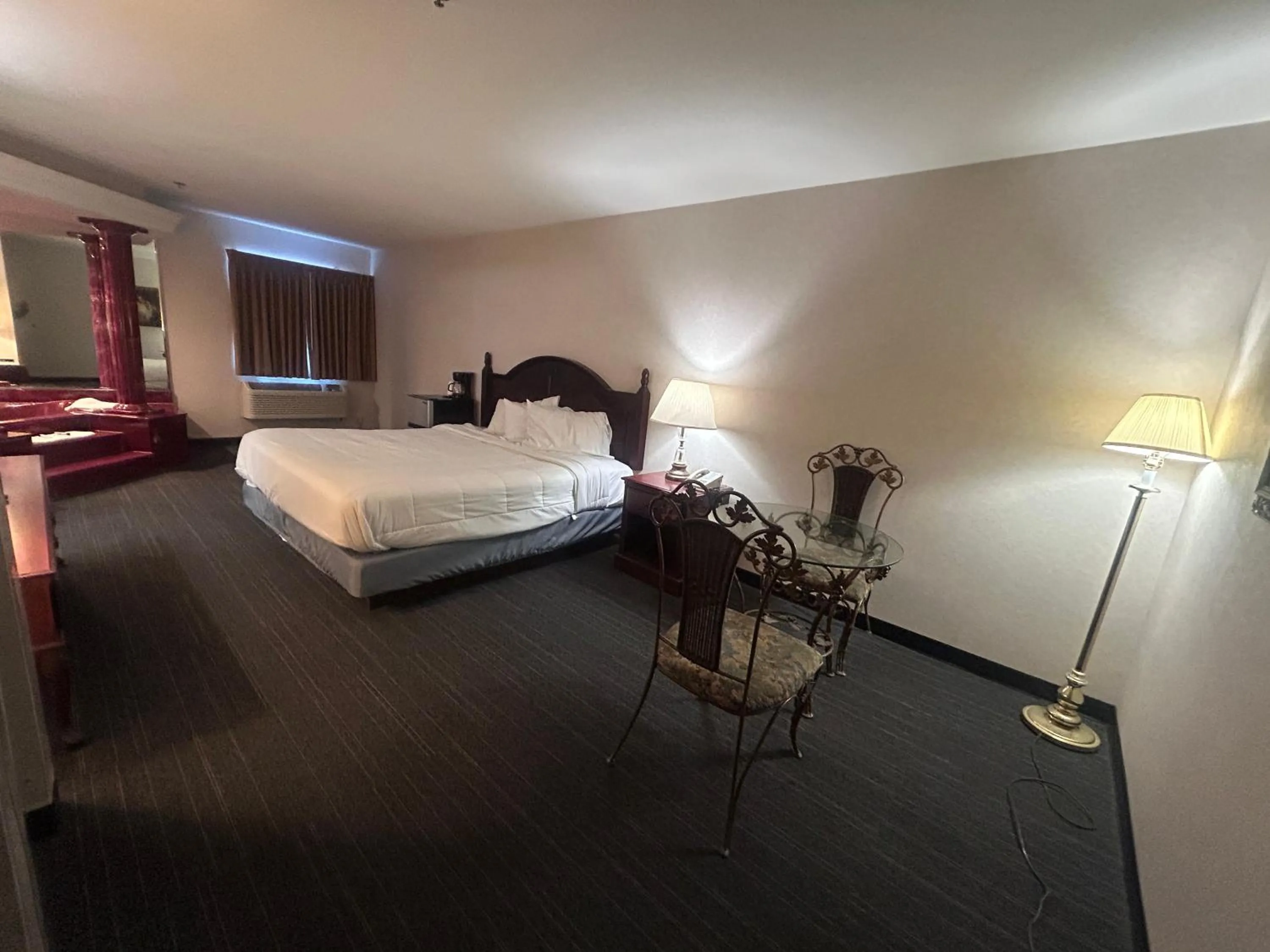 Bedroom, Bed in Osage Village Inn Near Lake Ozarks US 54