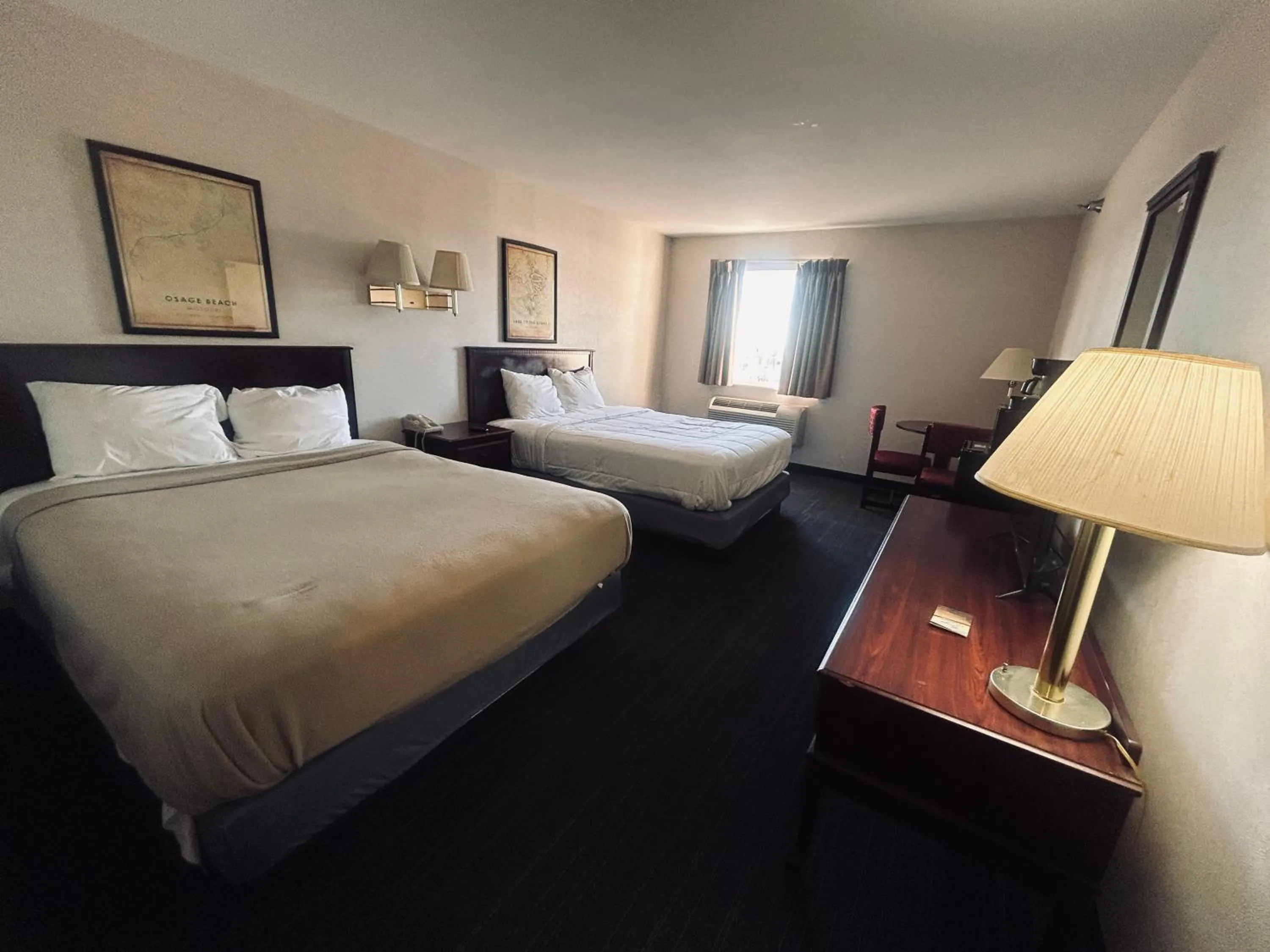 Bedroom, Bed in Osage Village Inn Near Lake Ozarks US 54