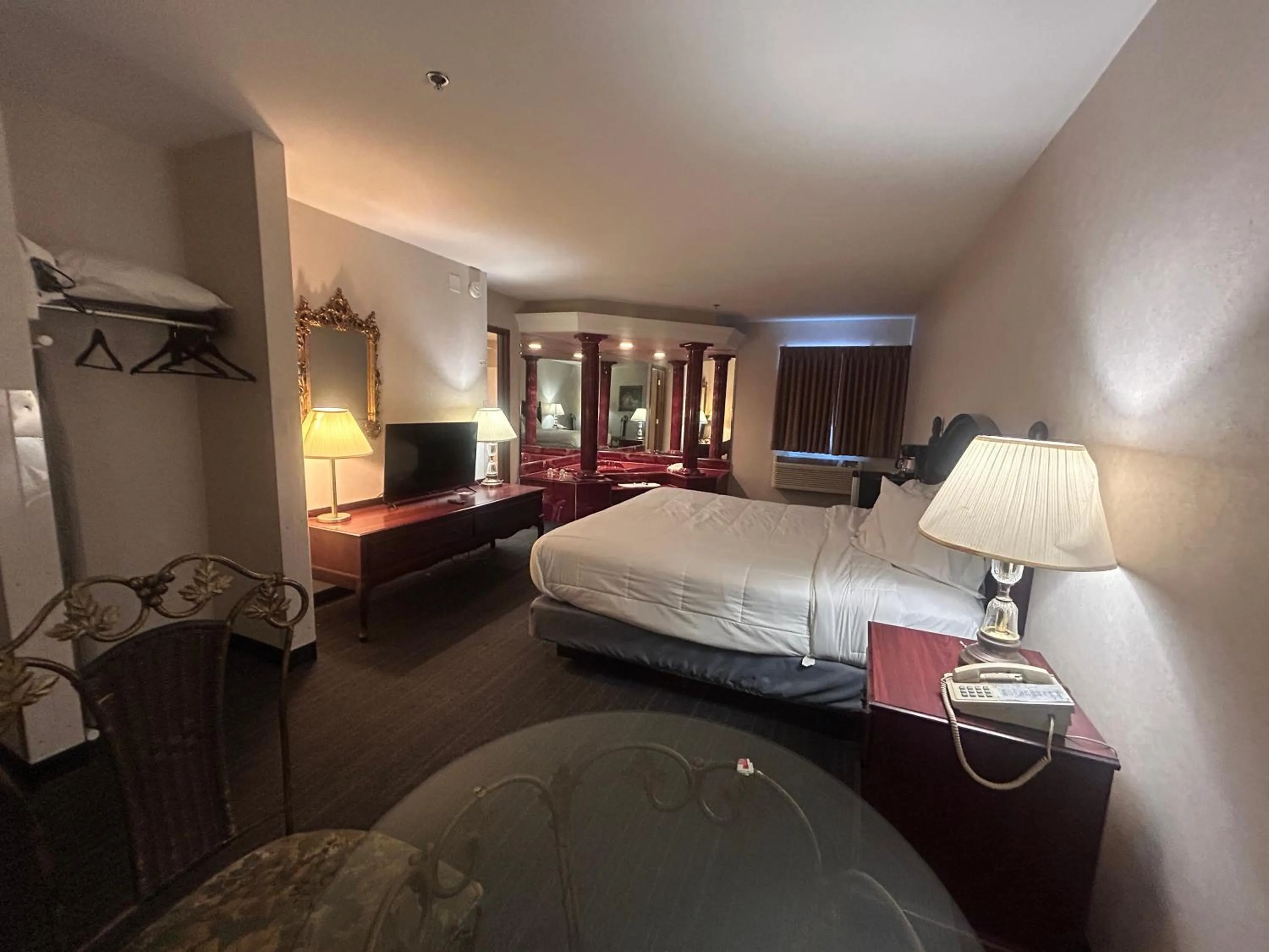 Bedroom, Bed in Osage Village Inn Near Lake Ozarks US 54