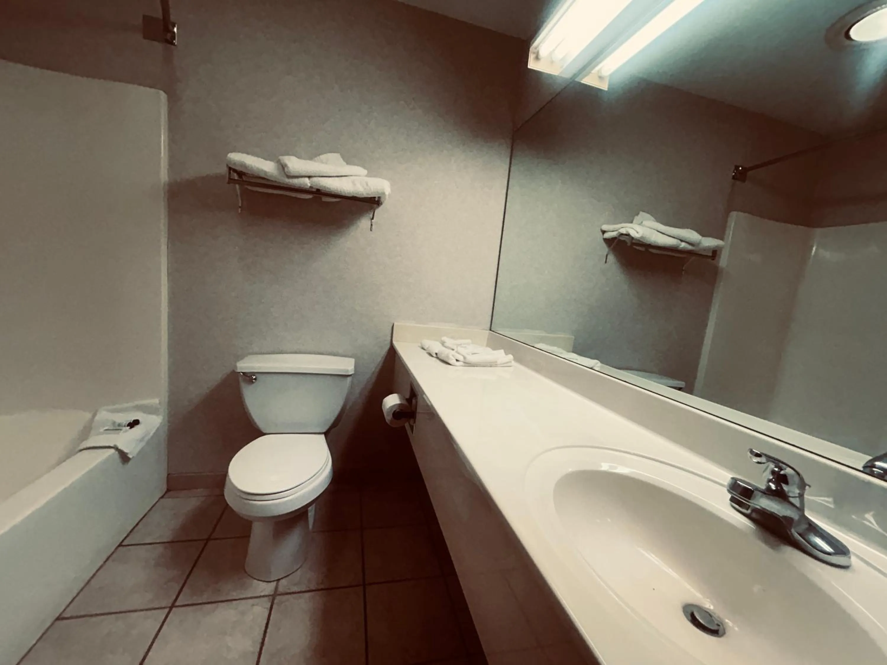 Bathroom in Osage Village Inn Near Lake Ozarks US 54