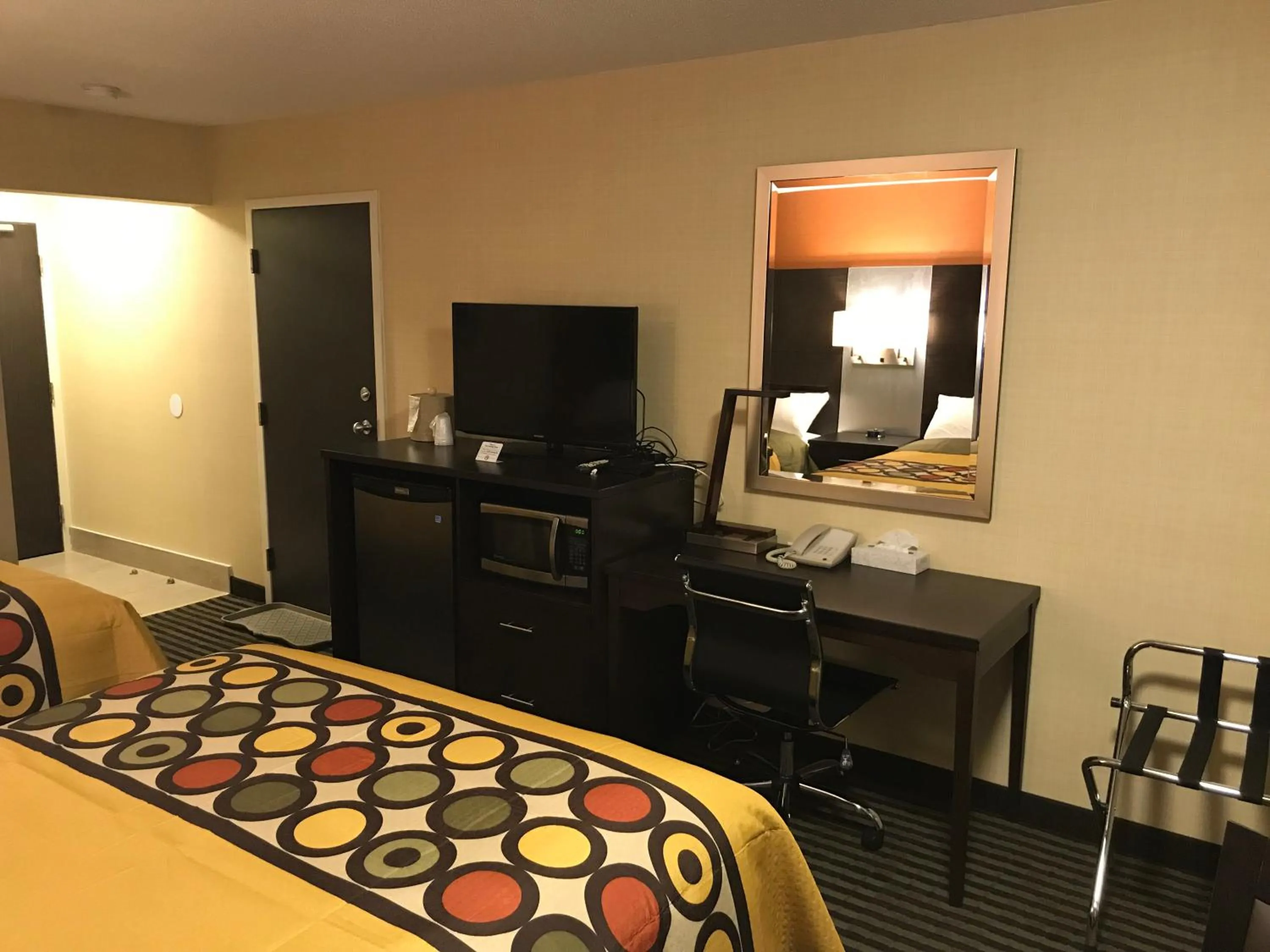 Bedroom, Bed in Bay Hill Inns & Suites