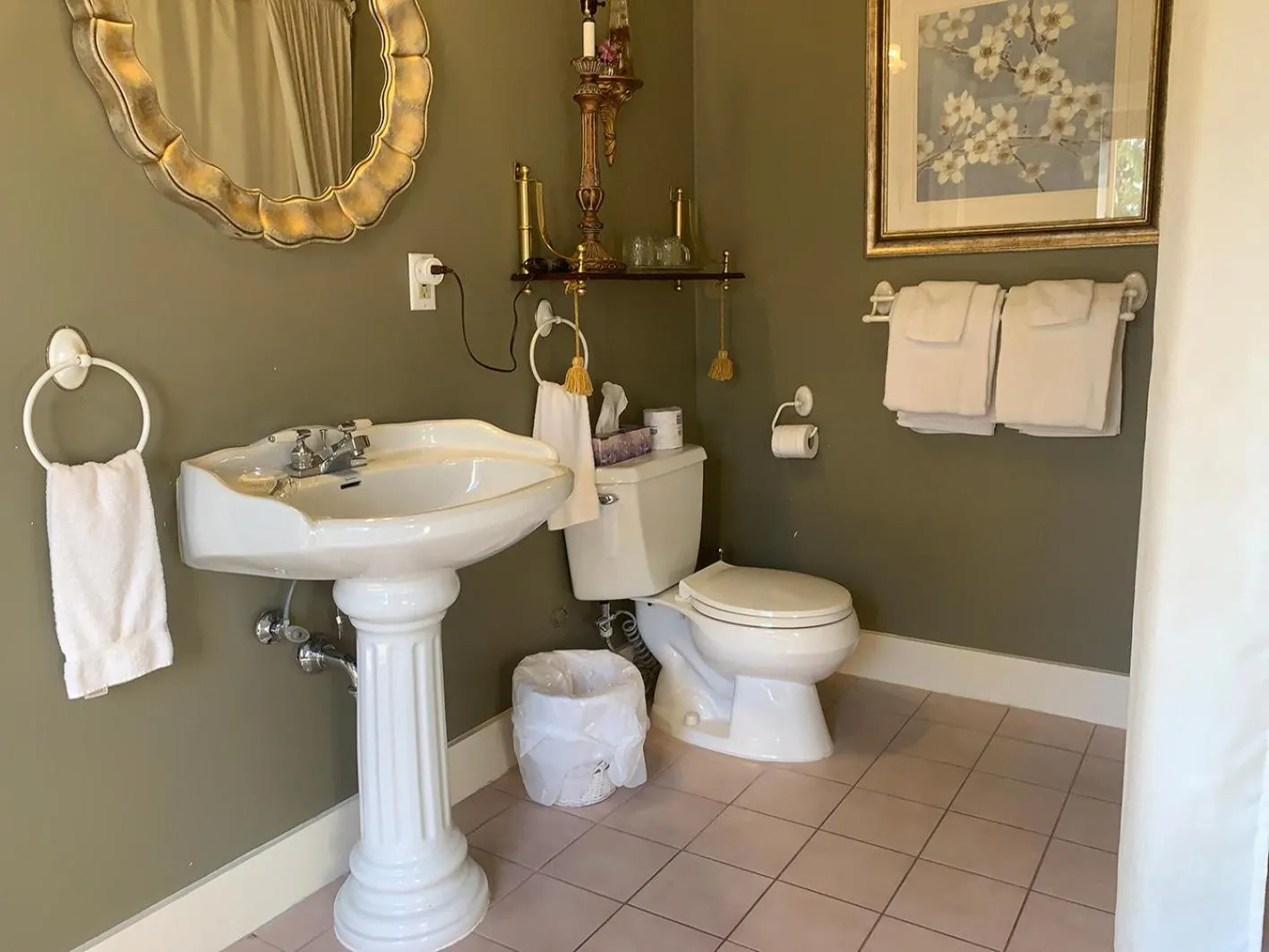 Toilet in Haterleigh Heritage Inn