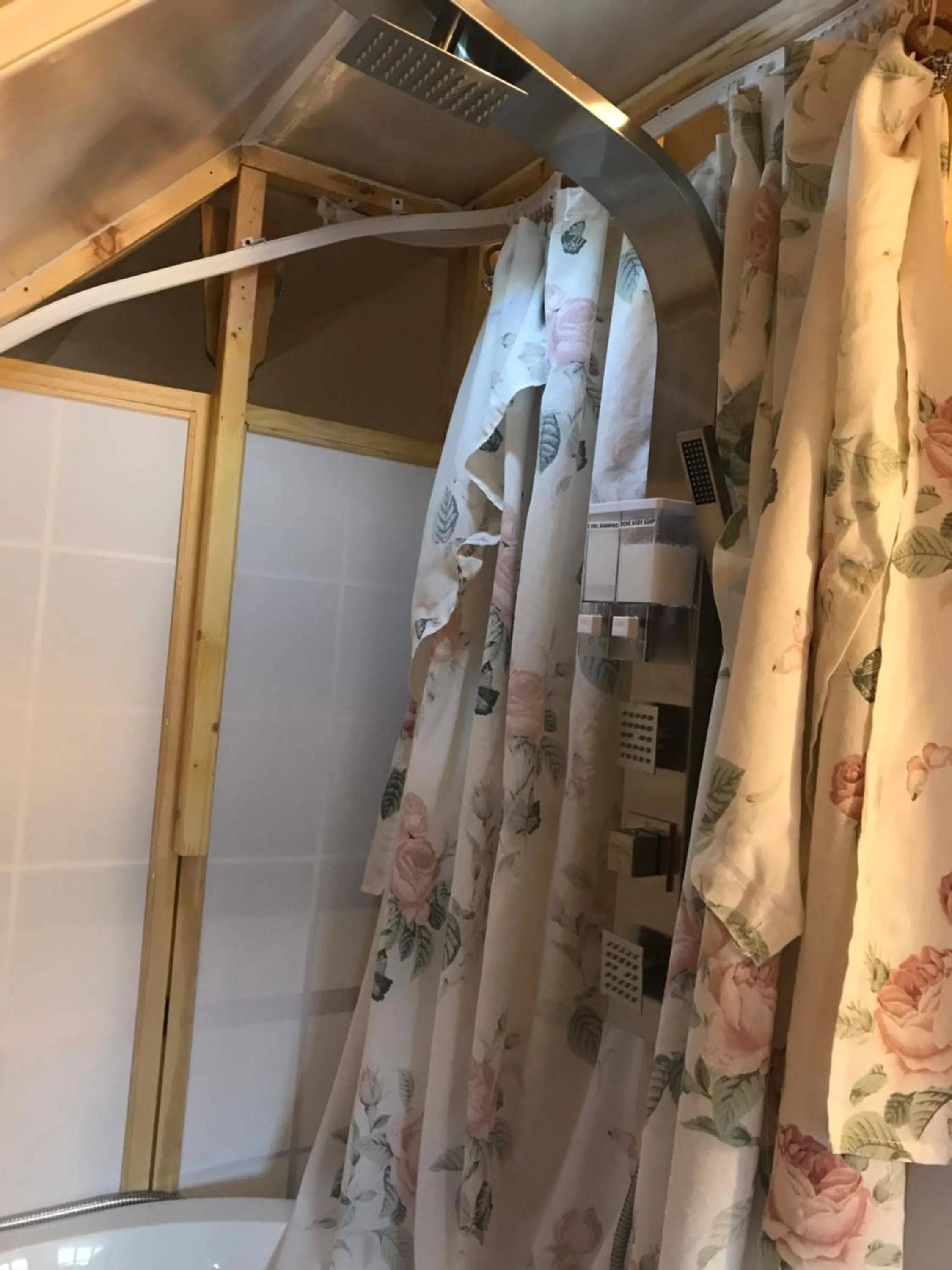 Shower in Haterleigh Heritage Inn