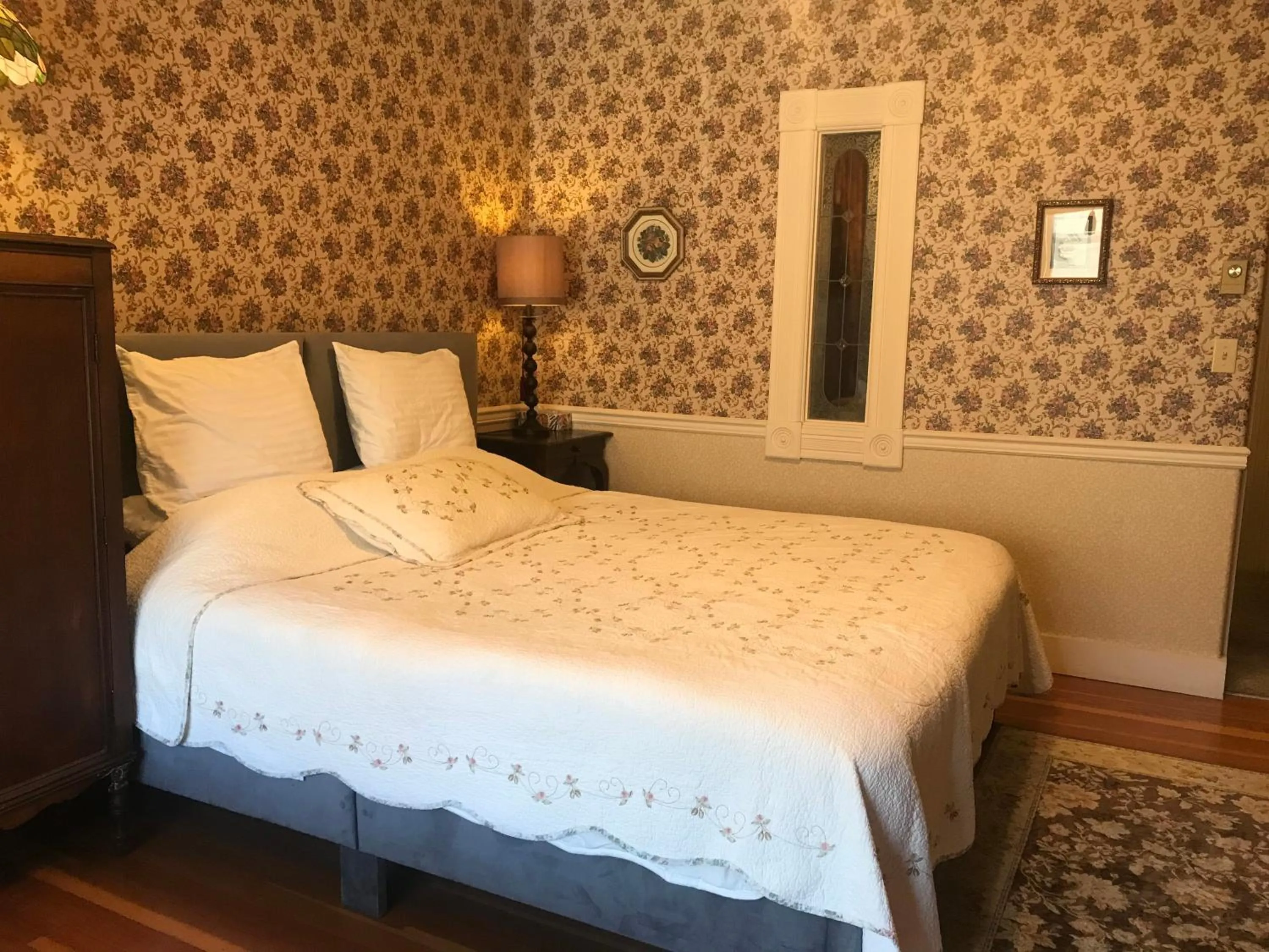 Bed in Haterleigh Heritage Inn