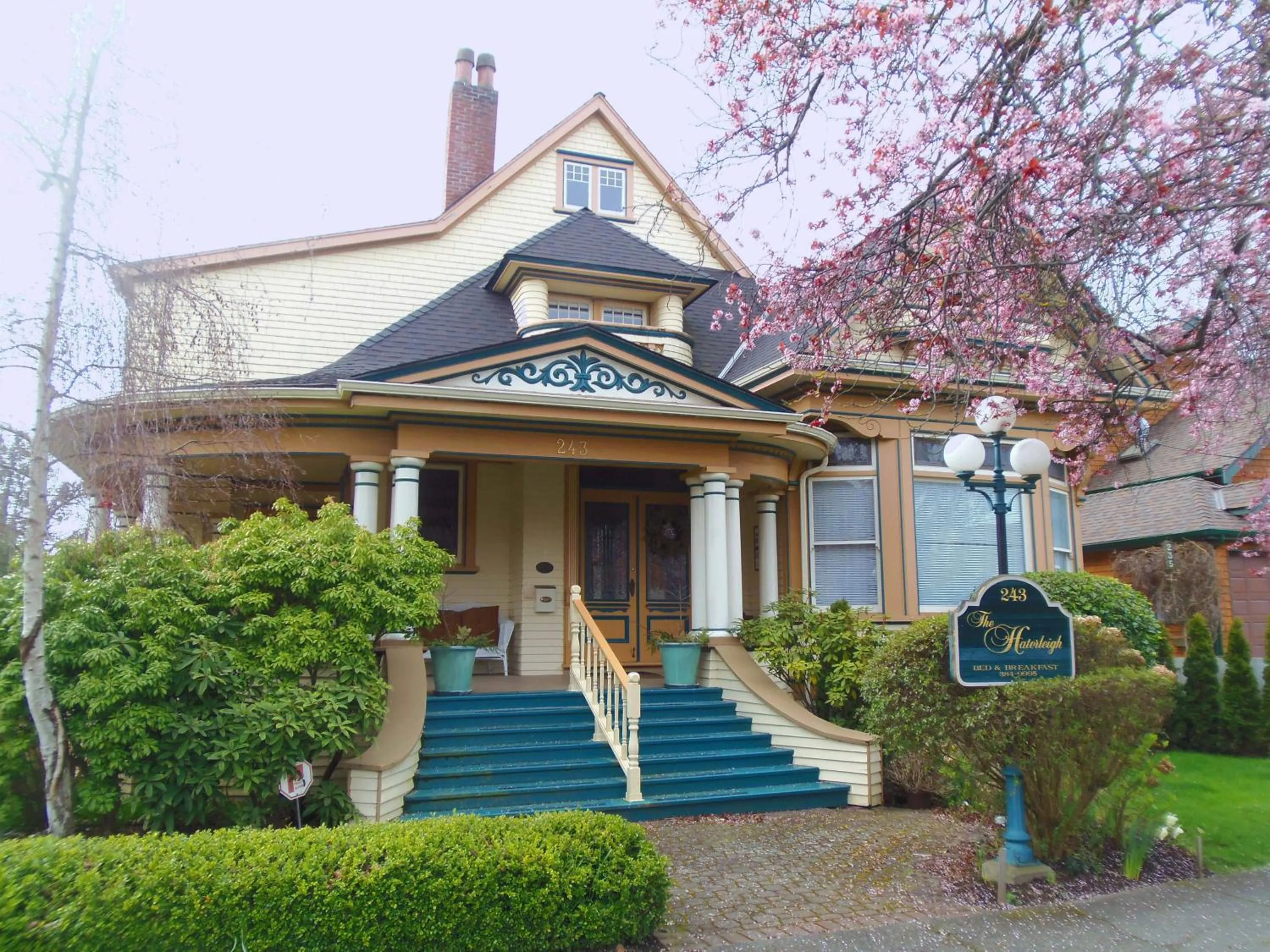 Facade/entrance in Haterleigh Heritage Inn