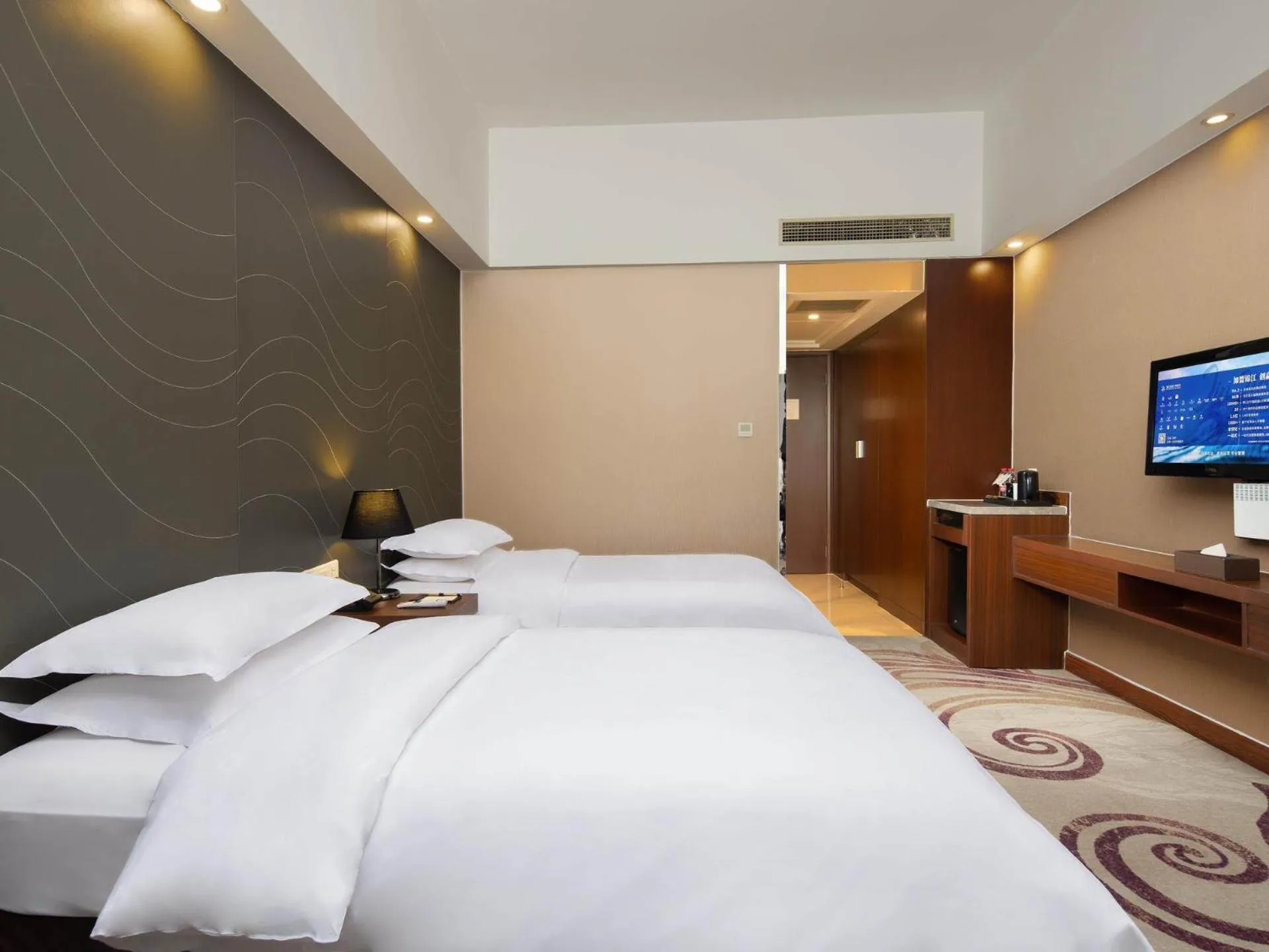 Bed in Metropolo Hotel Zhenjia Wanda Plaza Railway Station