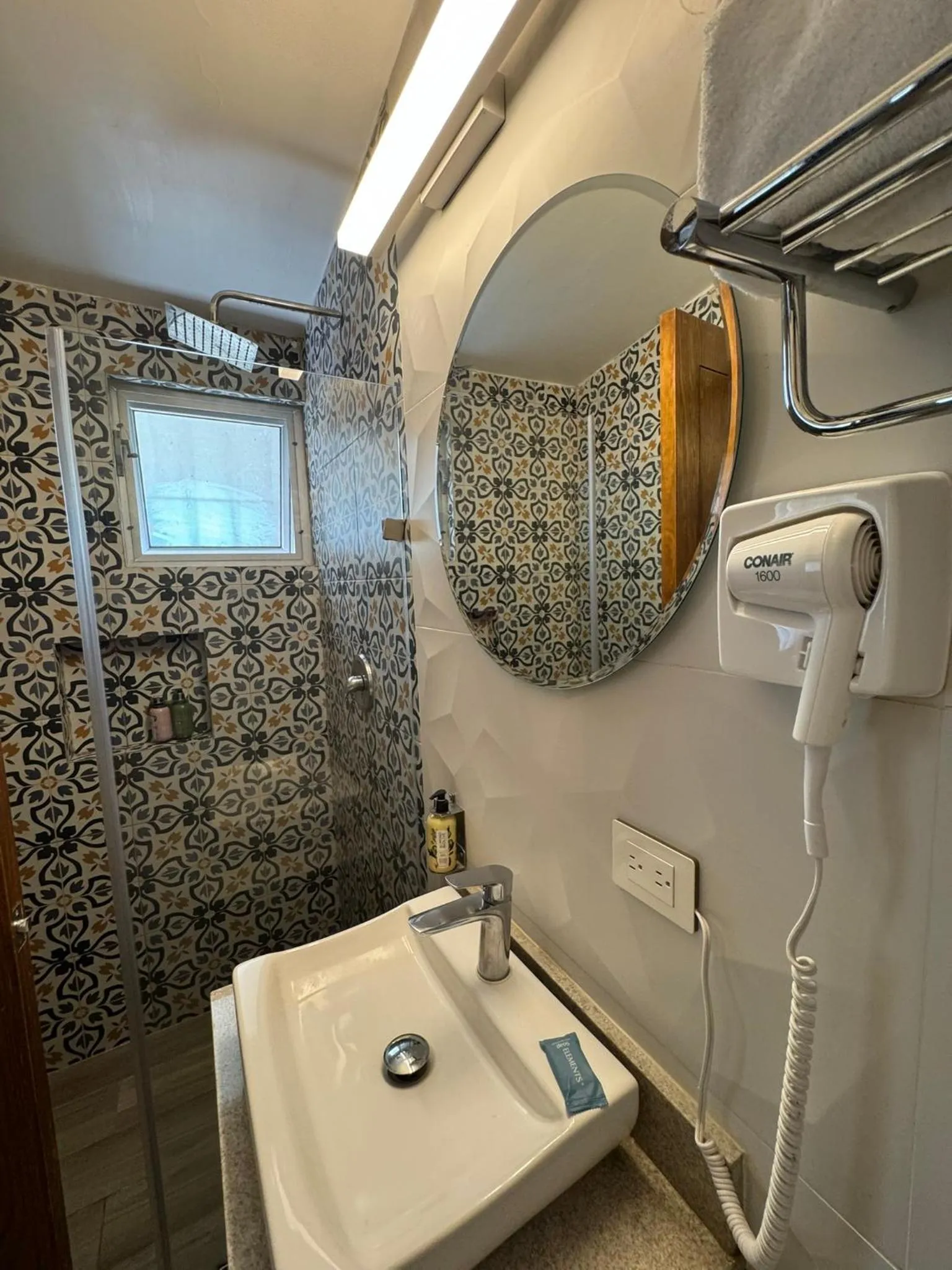 Shower in Hotel Isabel