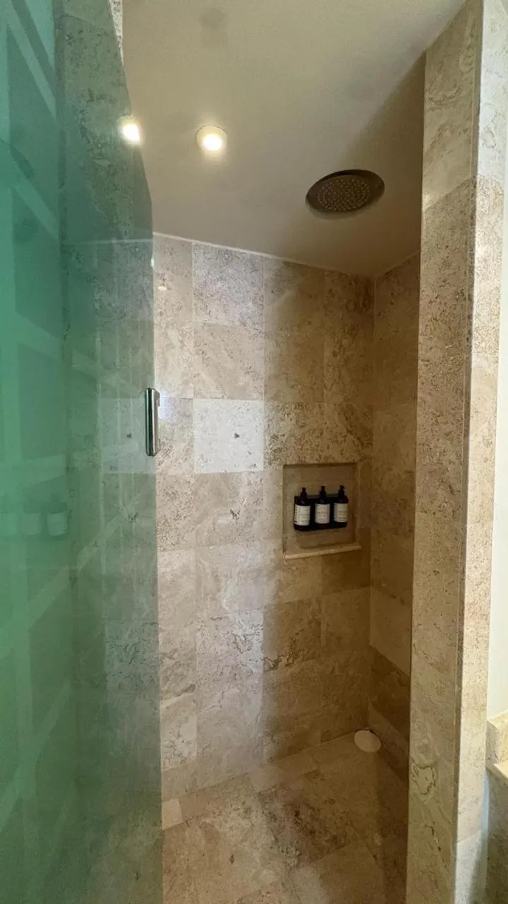 Shower in Hotel del Pescador