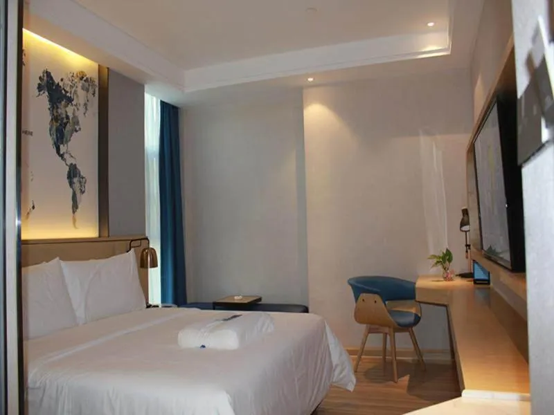 Bed in Kyriad Marvelous Hotel Guangzhou Baiyun International Airport