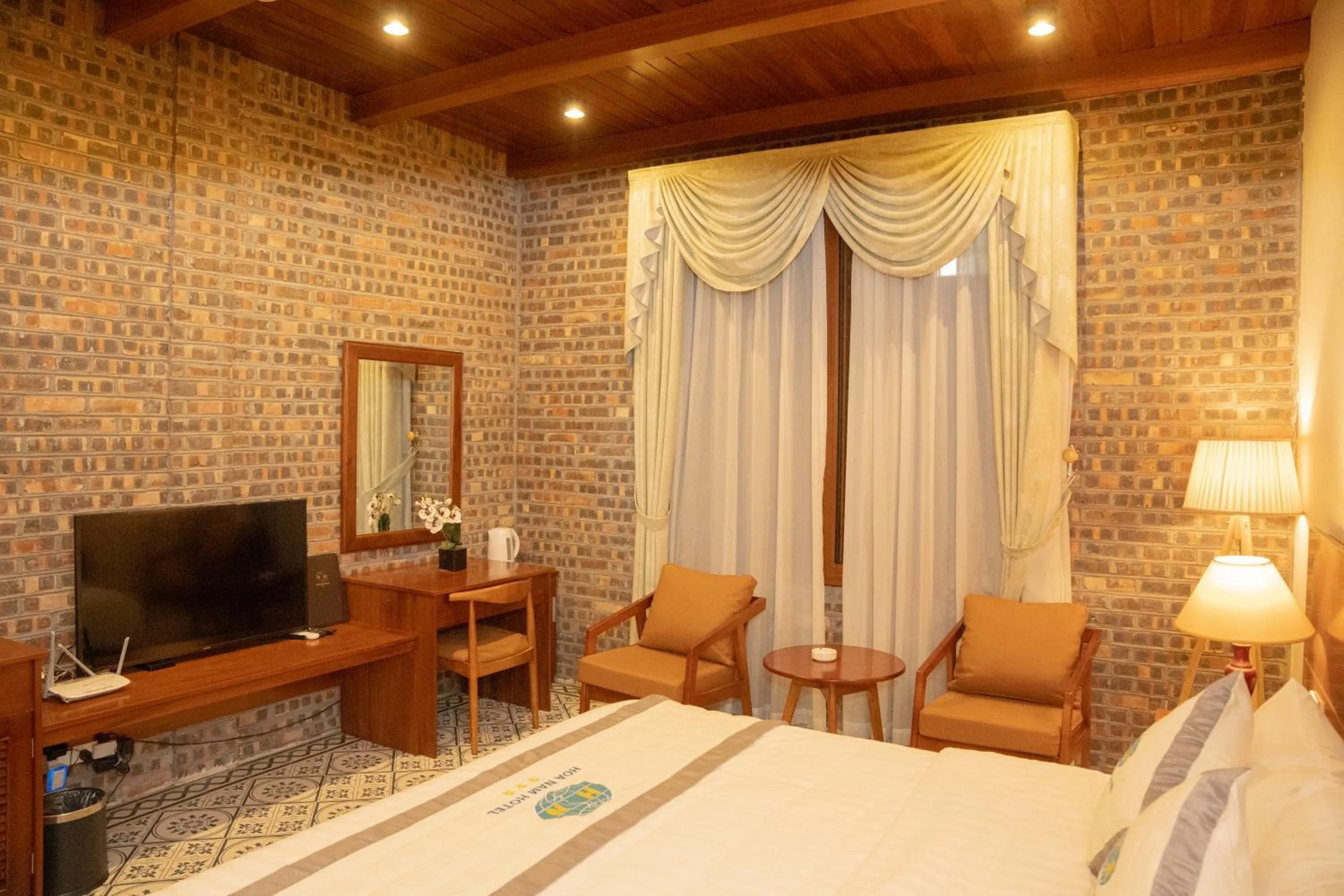 TV and multimedia, Bed in Hòa Nam Hotel