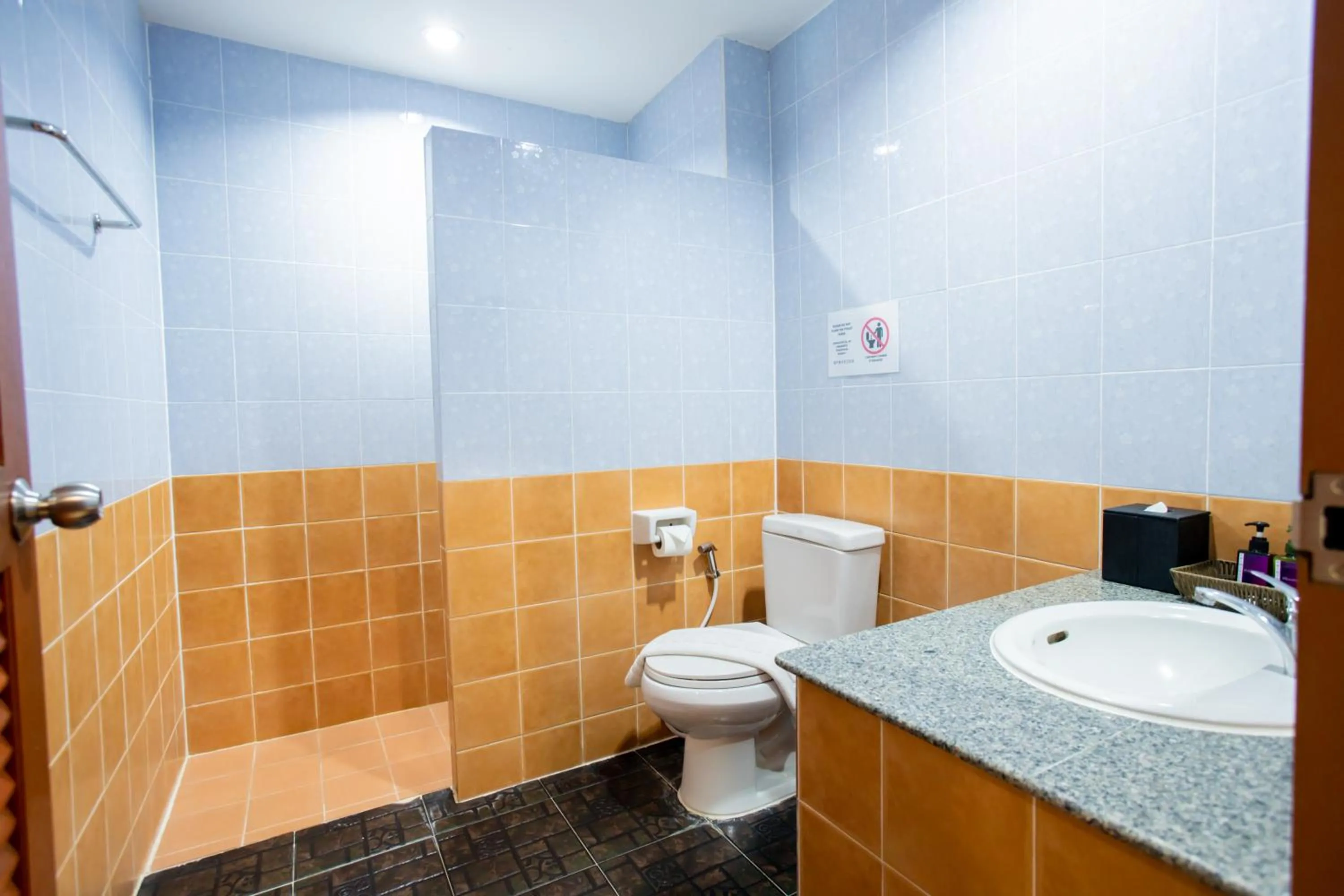 Toilet in Tri's Miracle Kata Beach Side