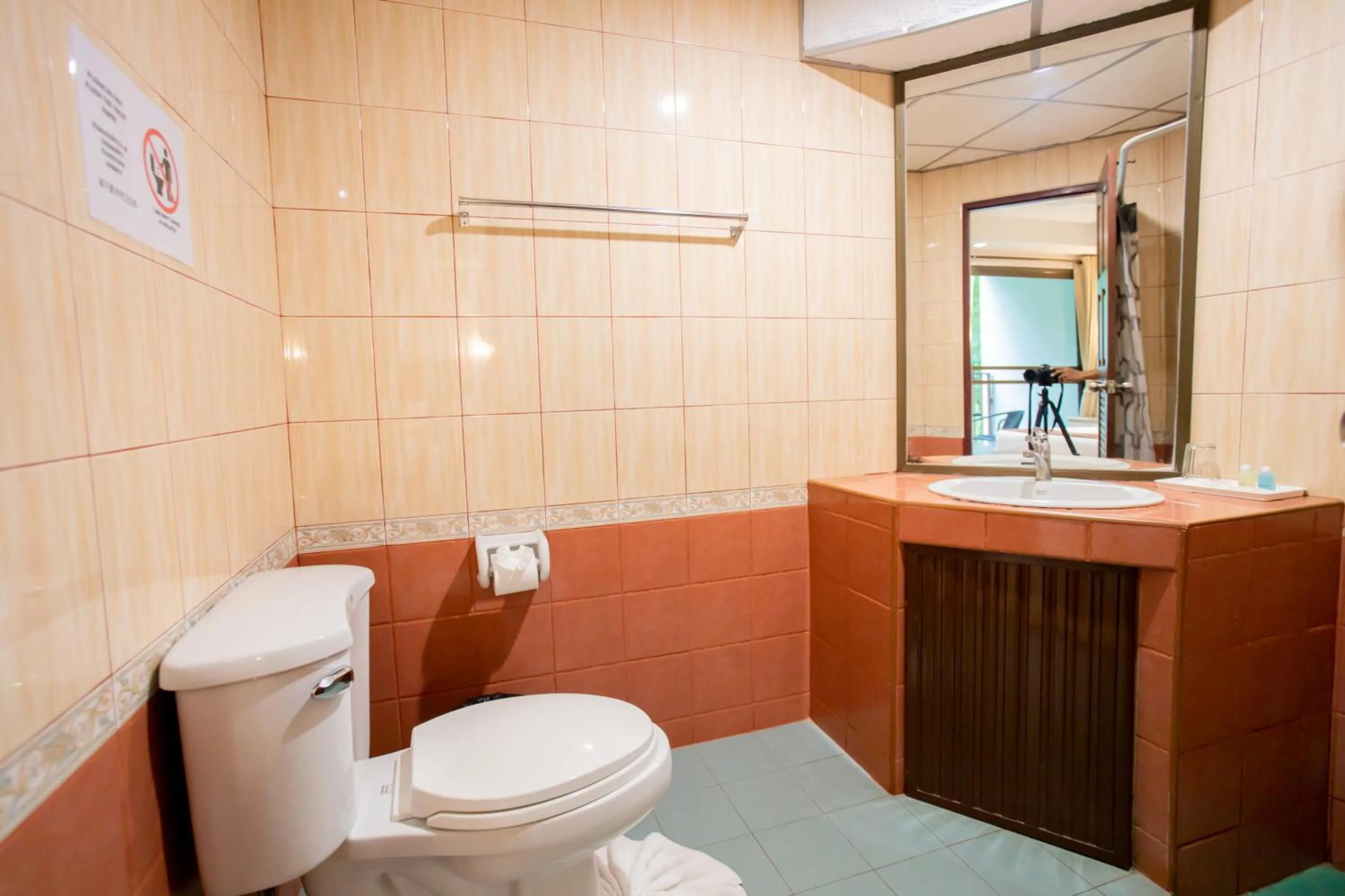 Toilet in Tri's Miracle Kata Beach Side