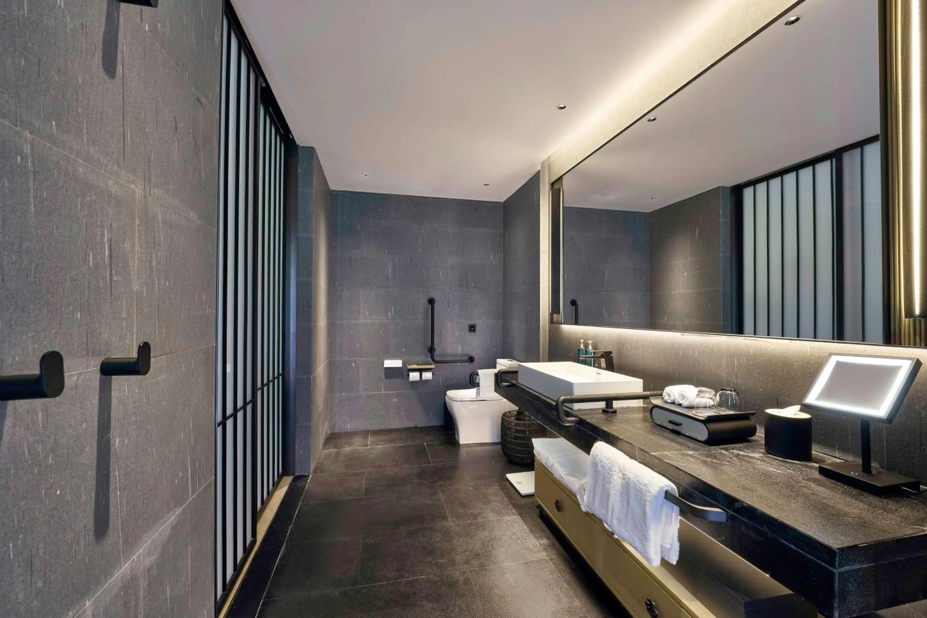 Bathroom, Bed in Hilton Nanjing Niushoushan