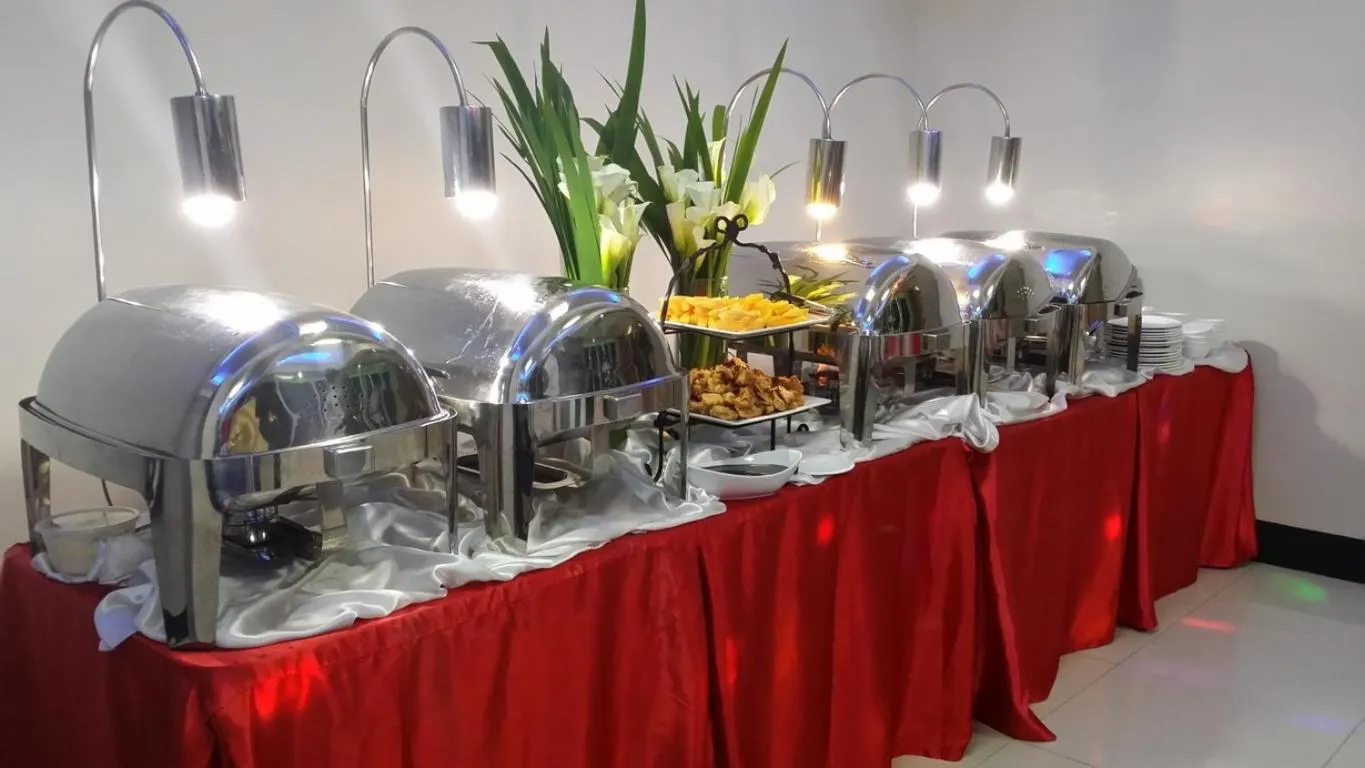 Restaurant/places to eat in Silver Oaks Suites & Hotel