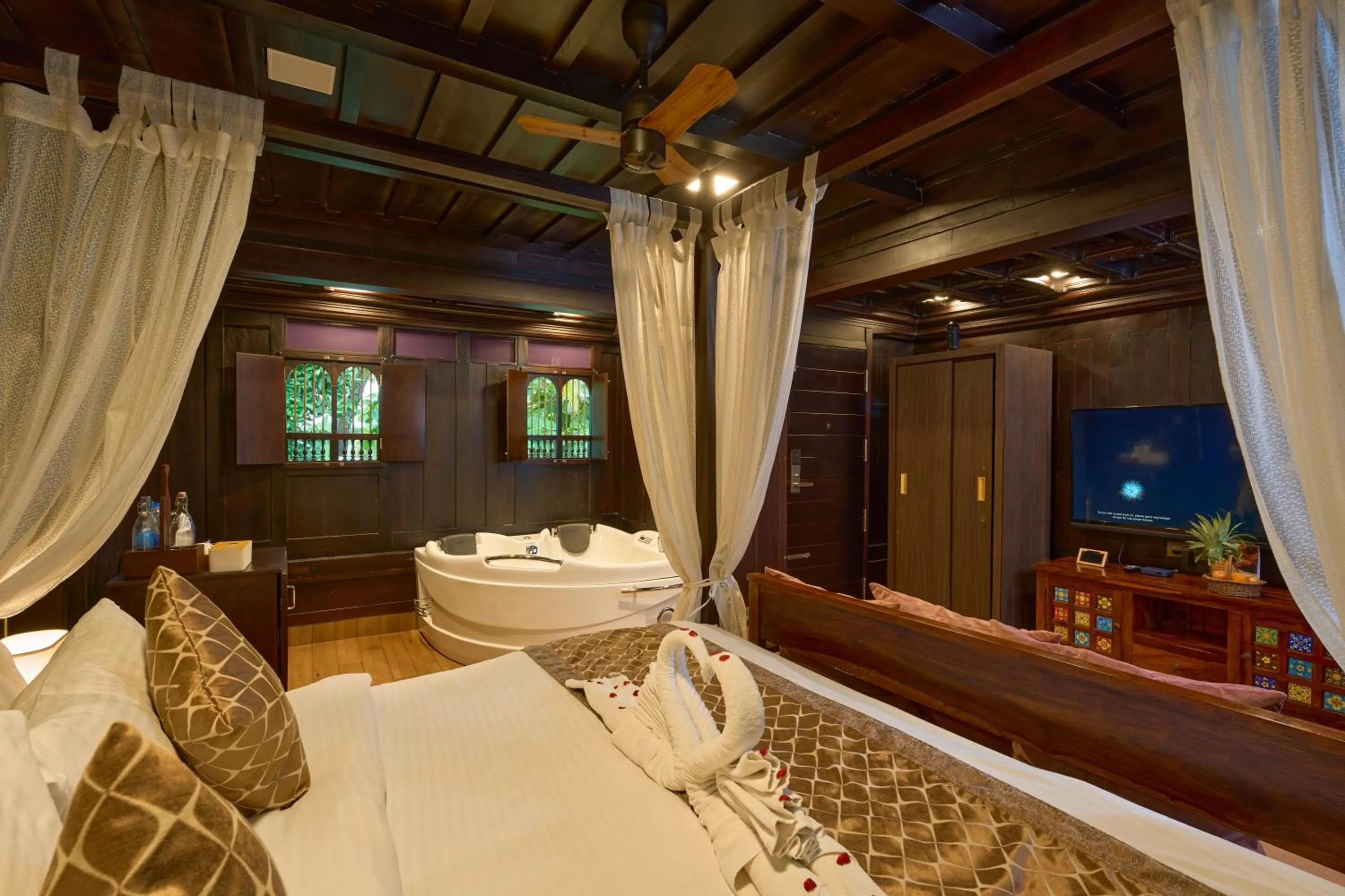 Heritage jacuzzi in Maliekal Heritance Cherai Beach Cochin