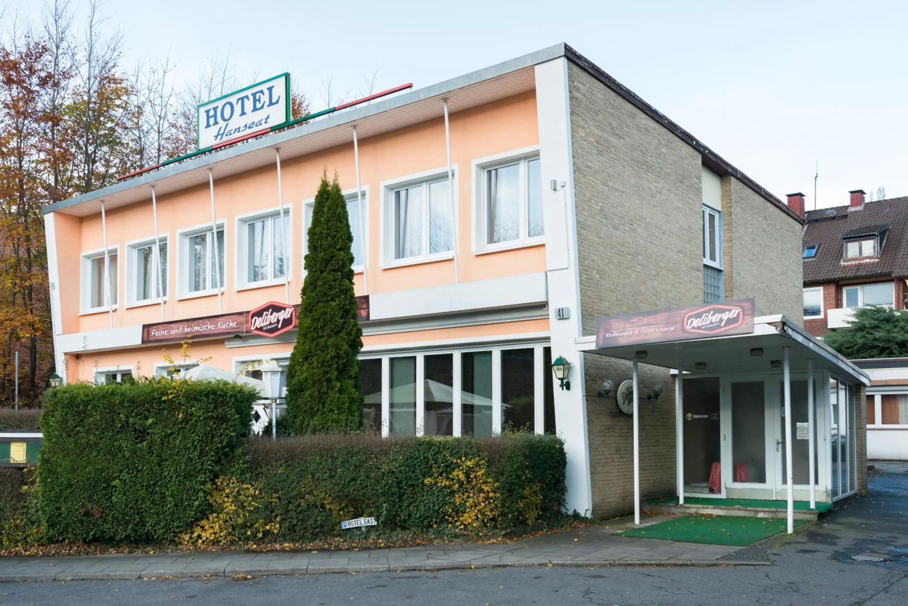 Property building in Hotel Hanseat Hamburg - Free Parking