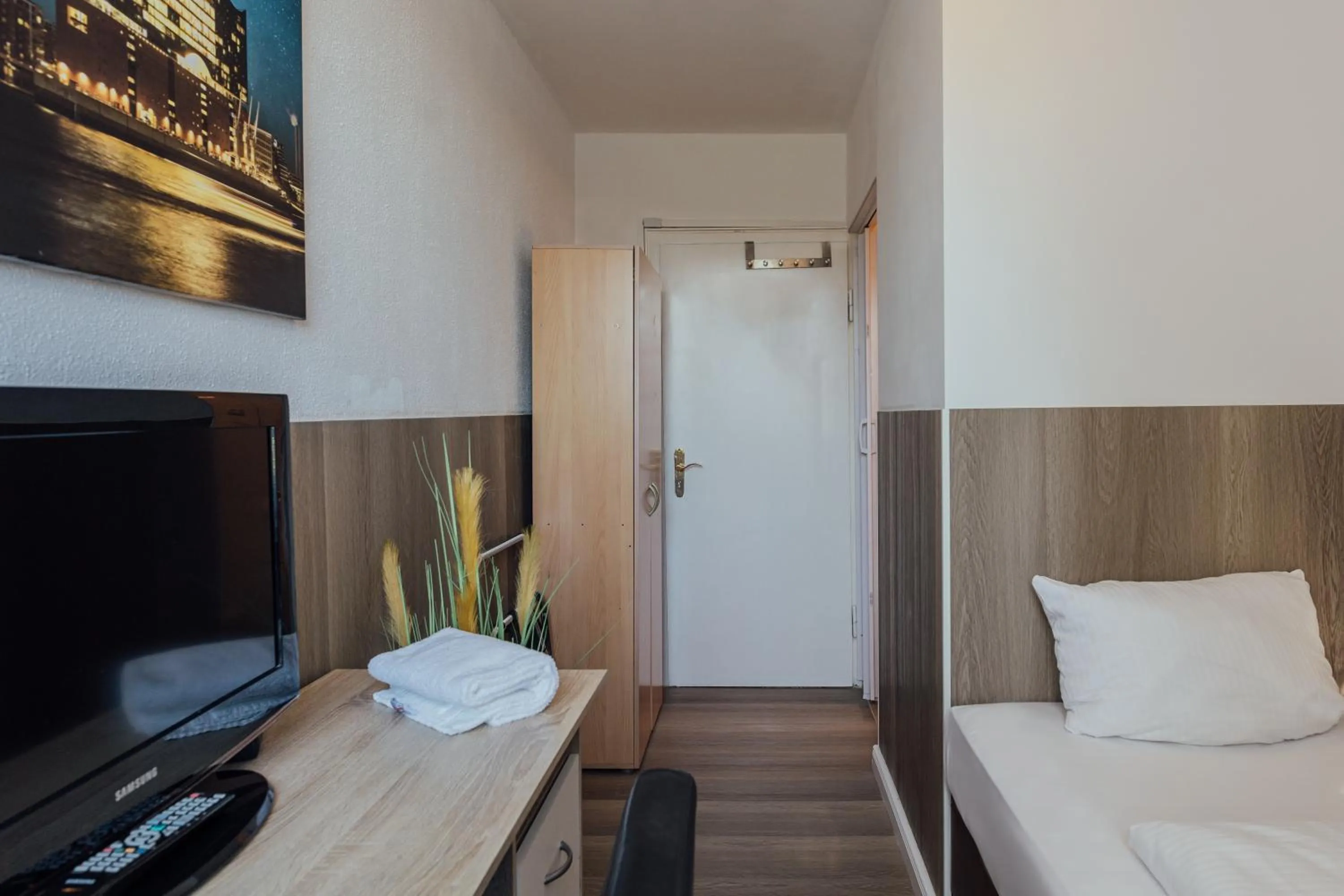 Bed in Hotel Hanseat Hamburg - Free Parking