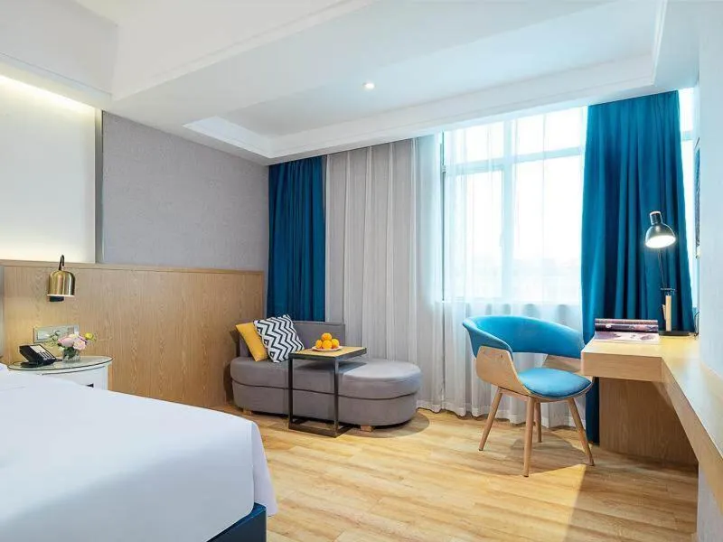 Bed in Kyriad Marvelous Hotel Dongguan Changan Light Rail Station
