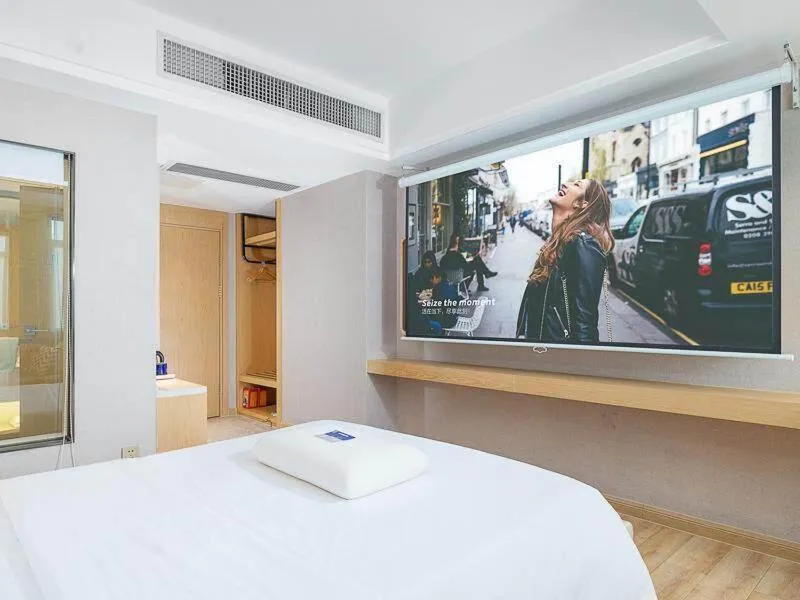 Bed in Kyriad Marvelous Hotel Dongguan Changan Light Rail Station