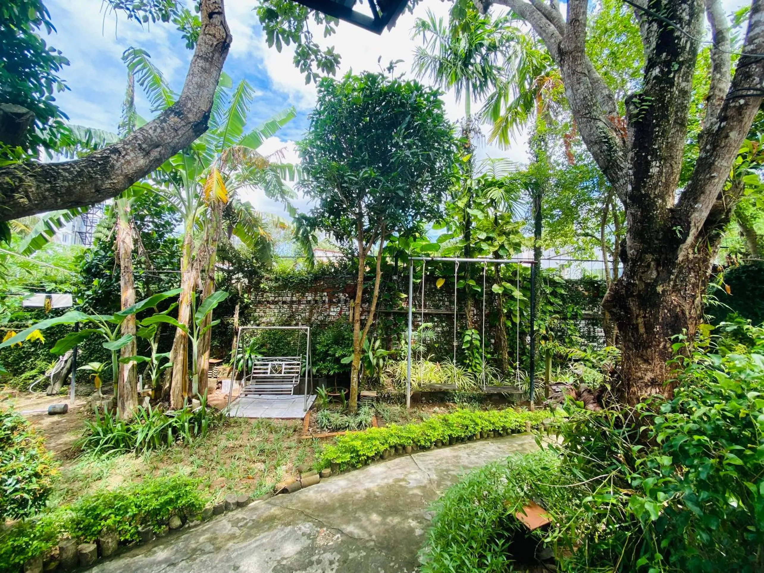 Restaurant/places to eat in Dong Xuan Hong Hotel