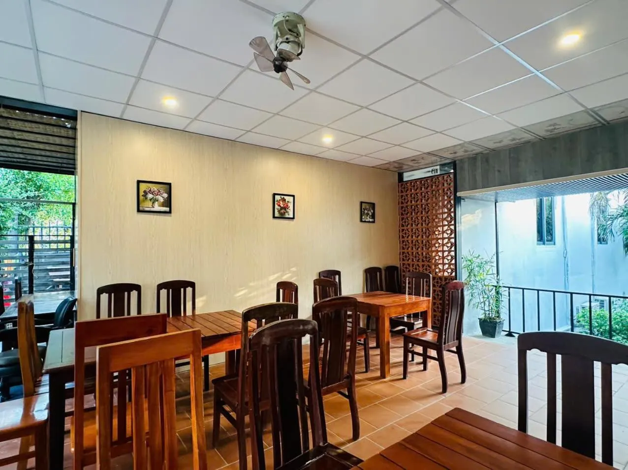 Restaurant/places to eat in Dong Xuan Hong Hotel