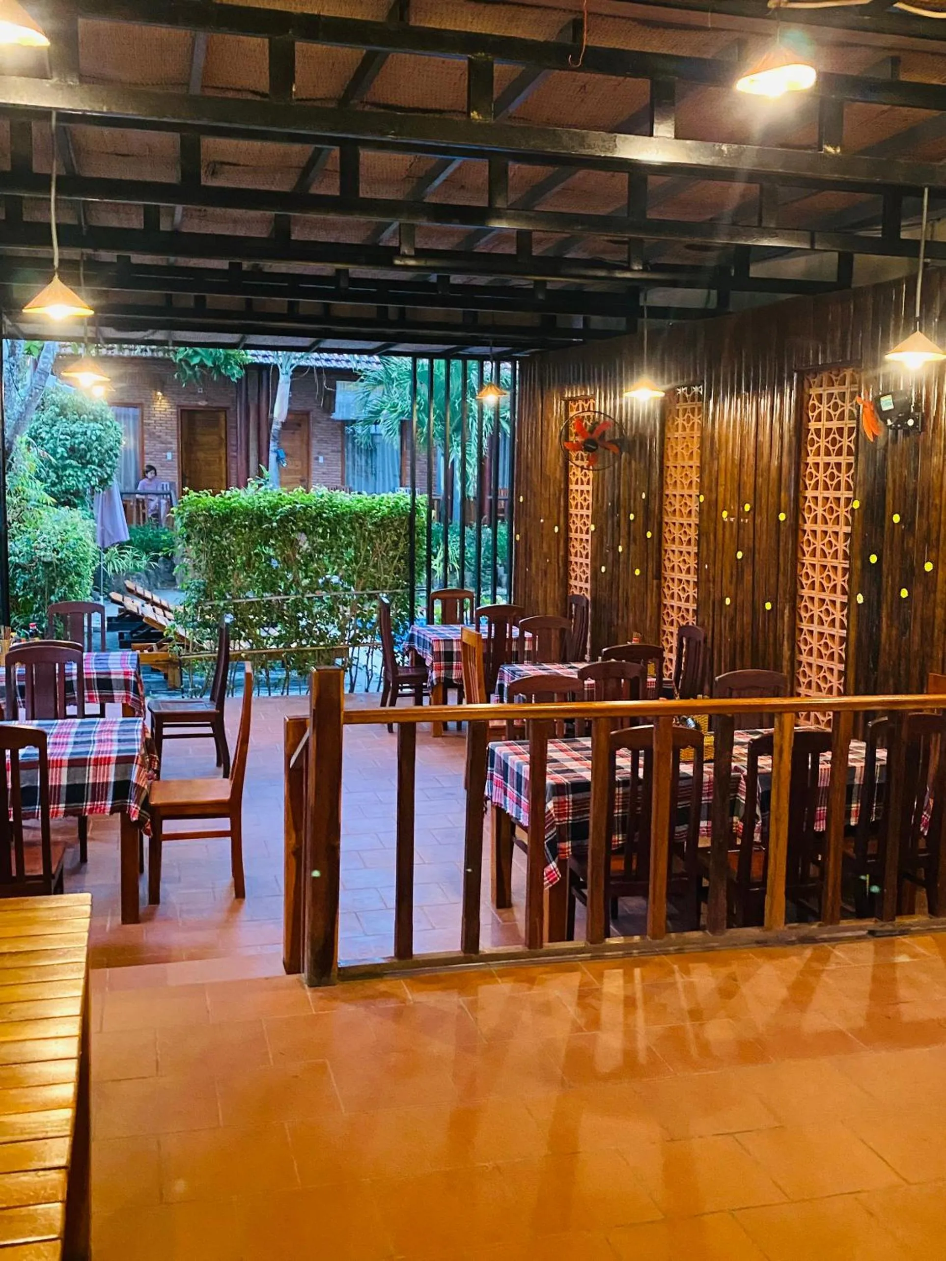 Restaurant/places to eat in Dong Xuan Hong Hotel