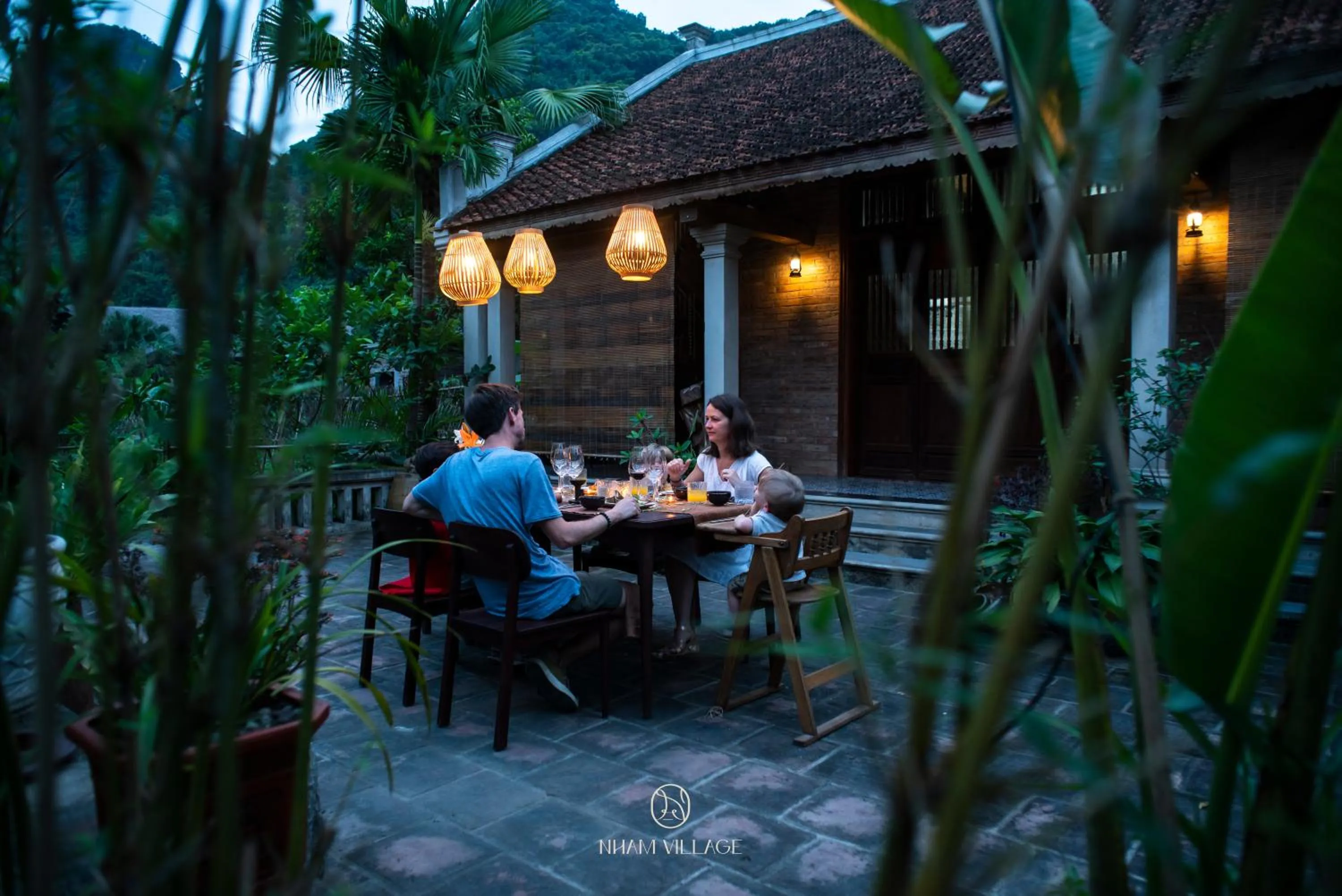 Restaurant/places to eat in Nham Village Resort