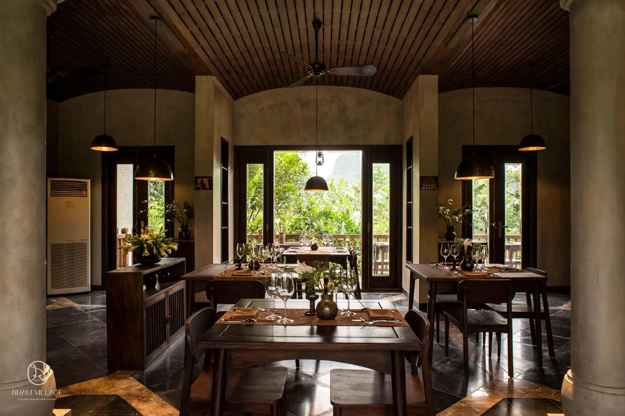 Restaurant/places to eat in Nham Village Resort