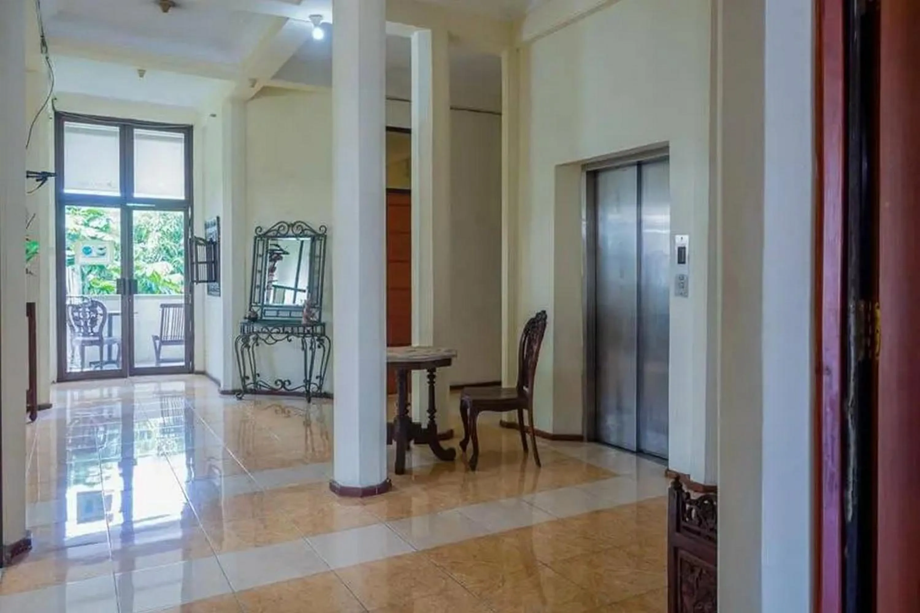 elevator in Graha Ara Homestay Syariah RSUD Dr Soetomo Surabaya Mitra RedDoorz