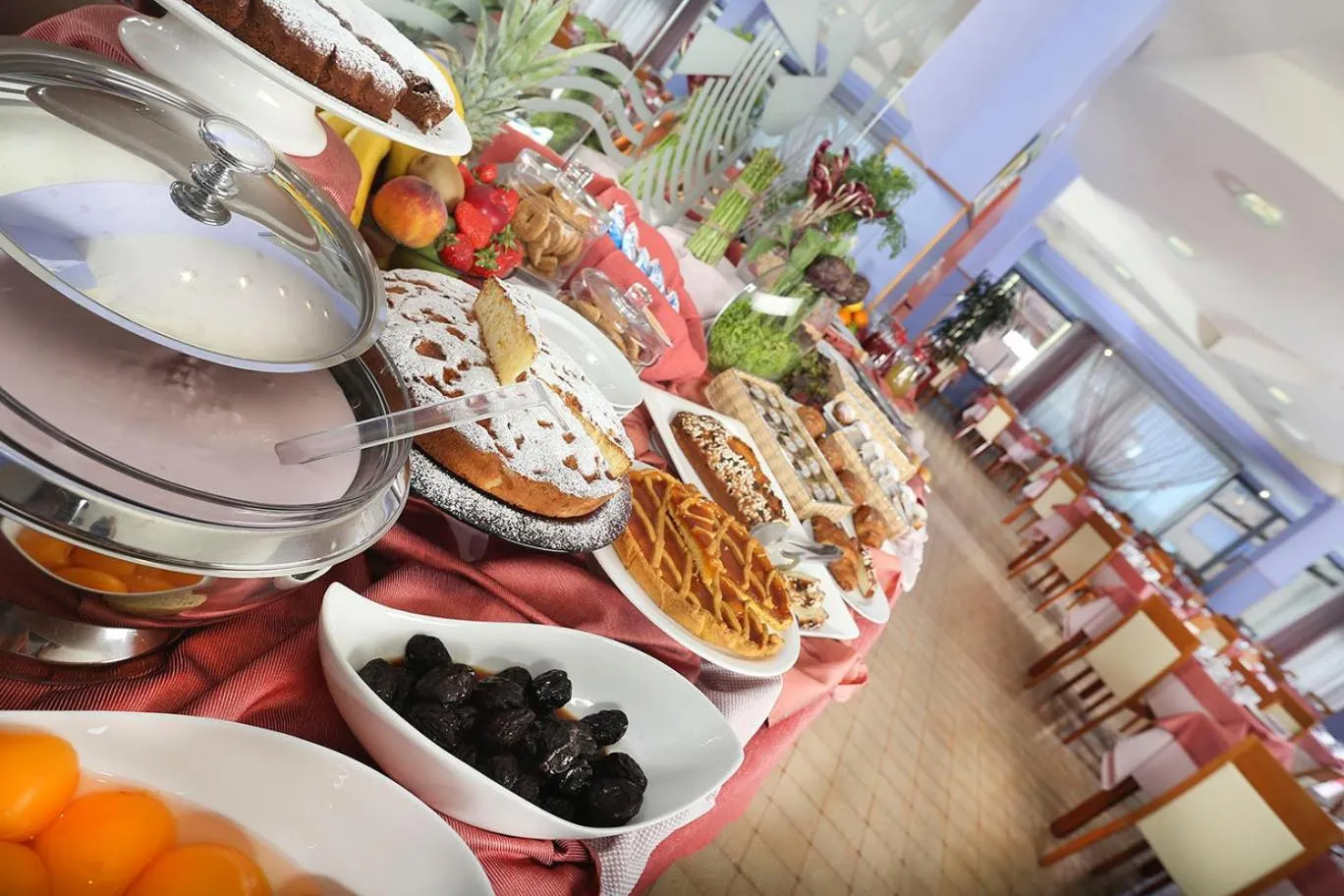 Restaurant/places to eat in Hotel Marcus