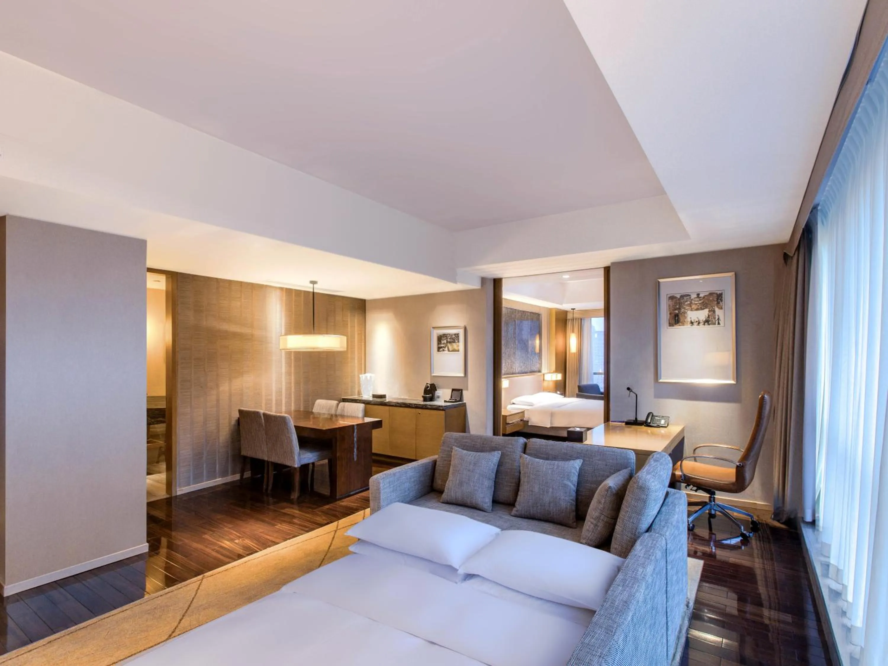 Living room, Bed in Hyatt Regency Chongqing Hotel