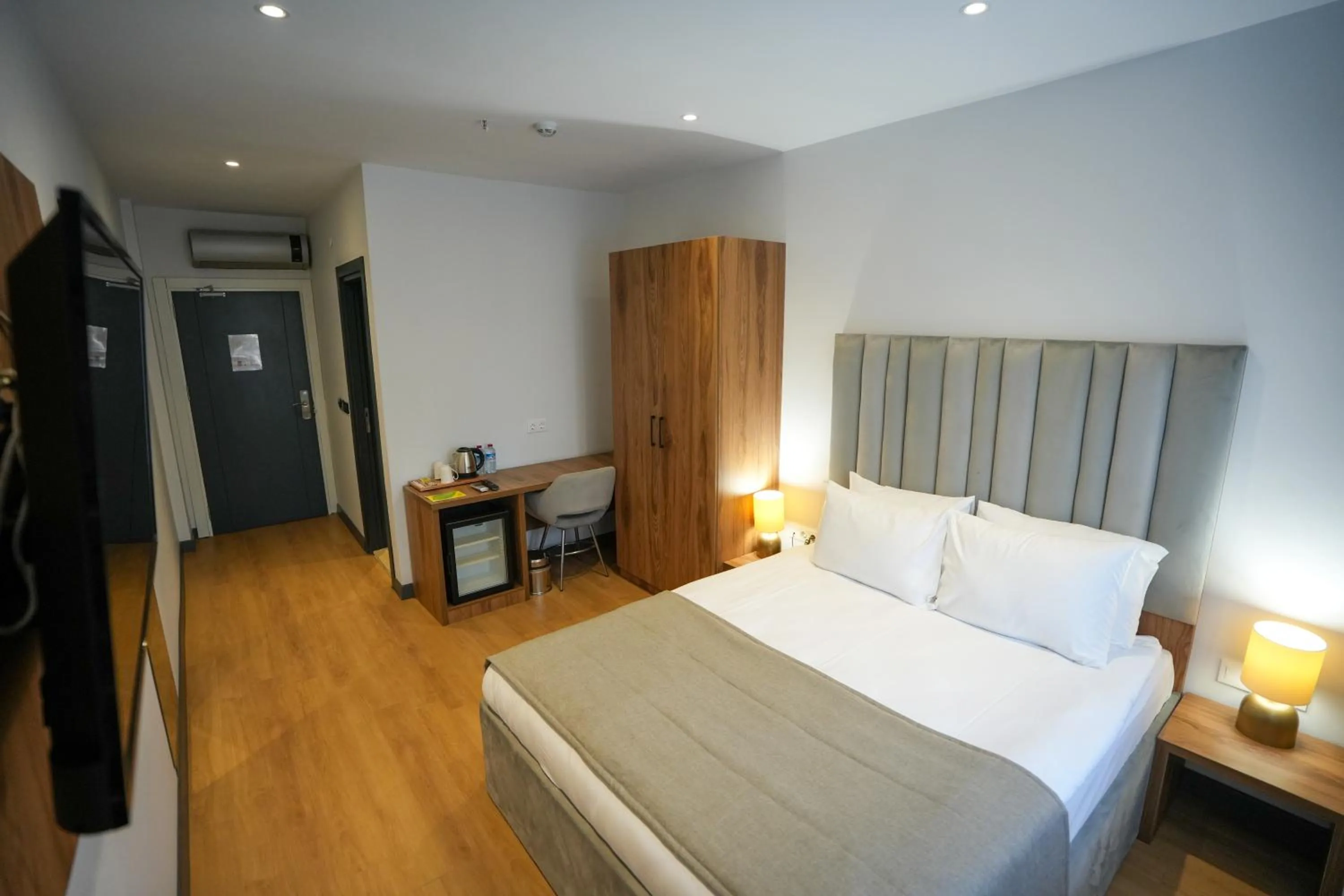 Photo of the whole room, Bed in Business Life Hotel Güneşli