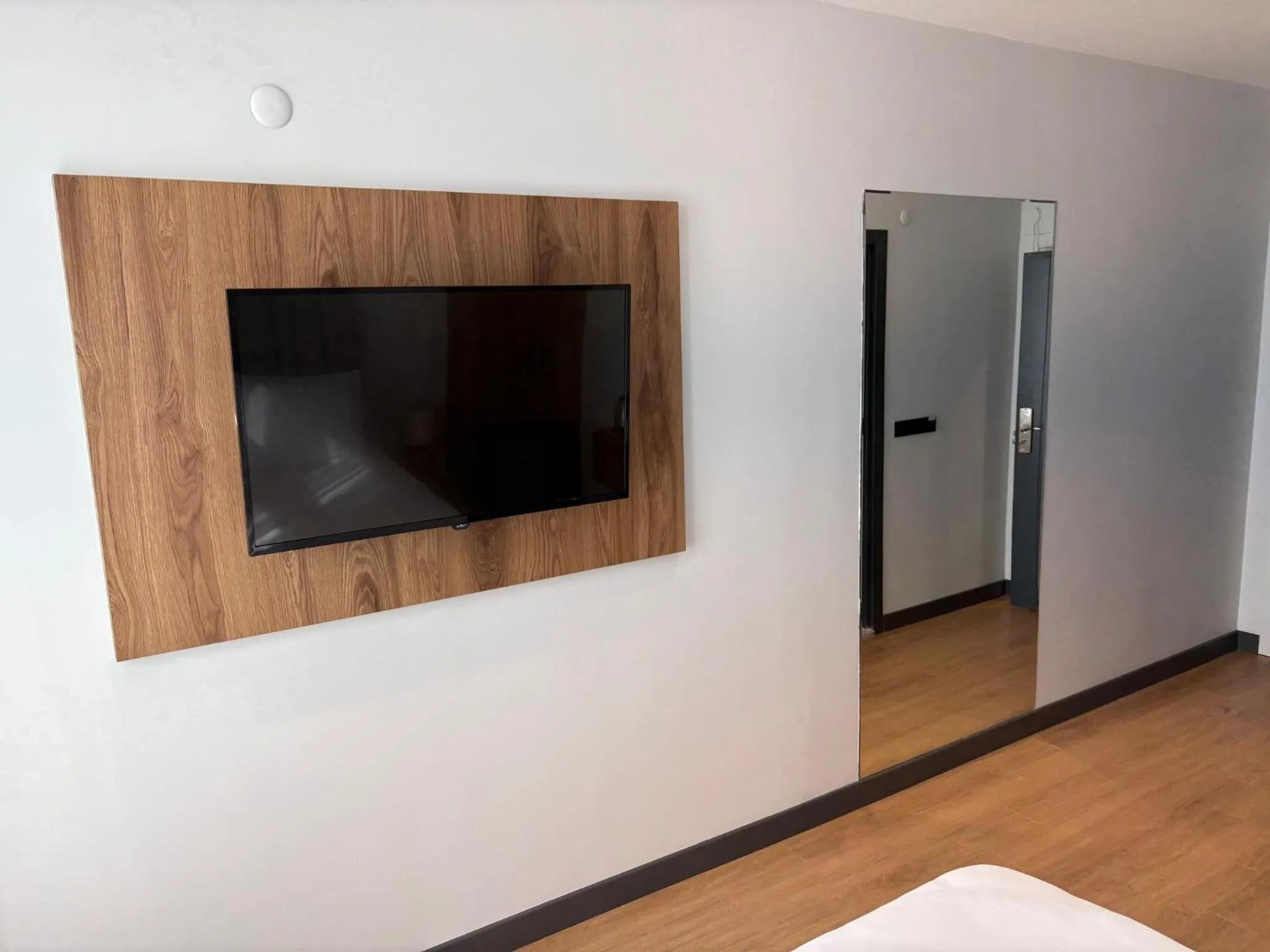 TV and multimedia in Business Life Hotel Güneşli