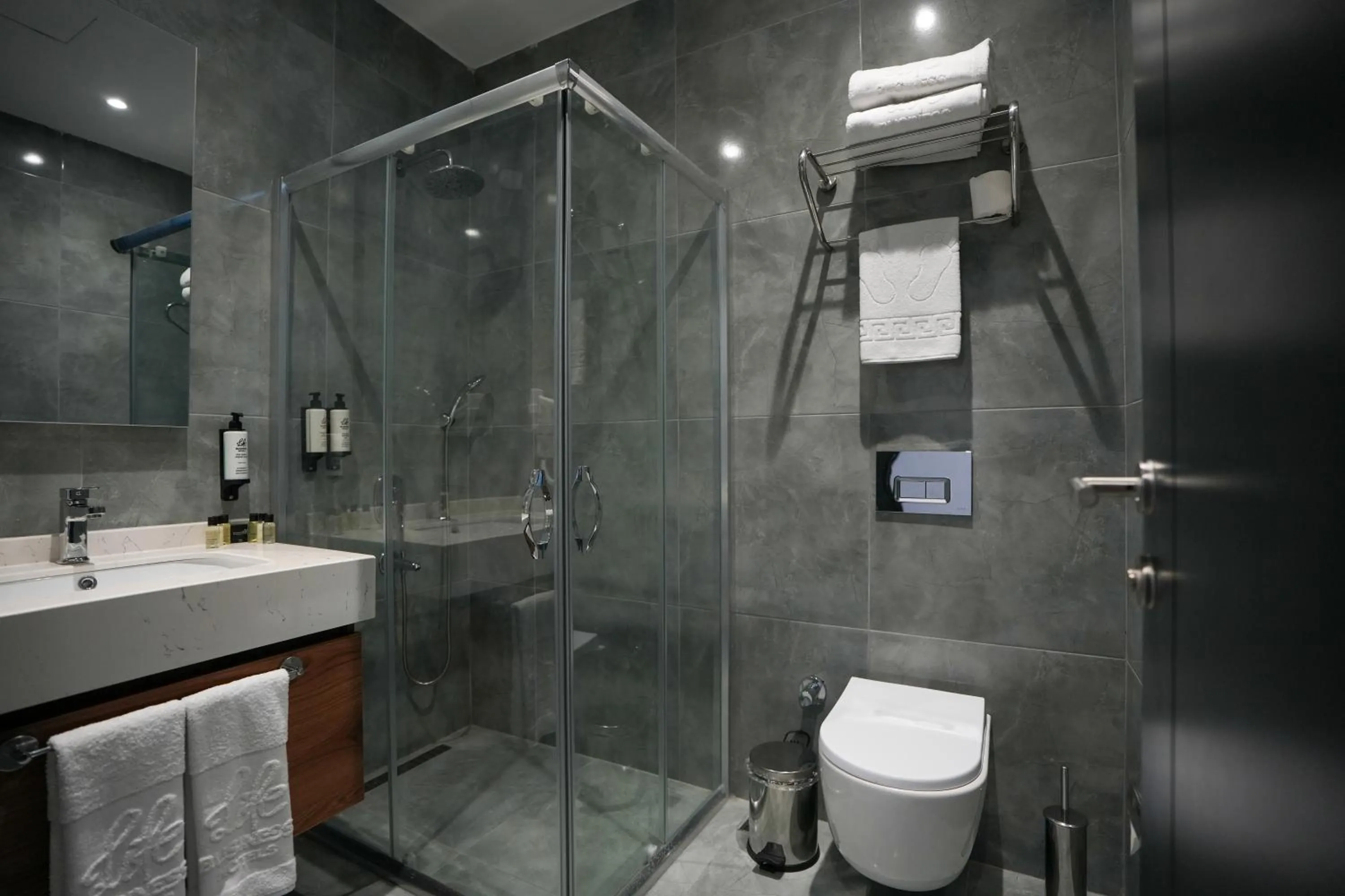 Shower in Business Life Hotel Güneşli