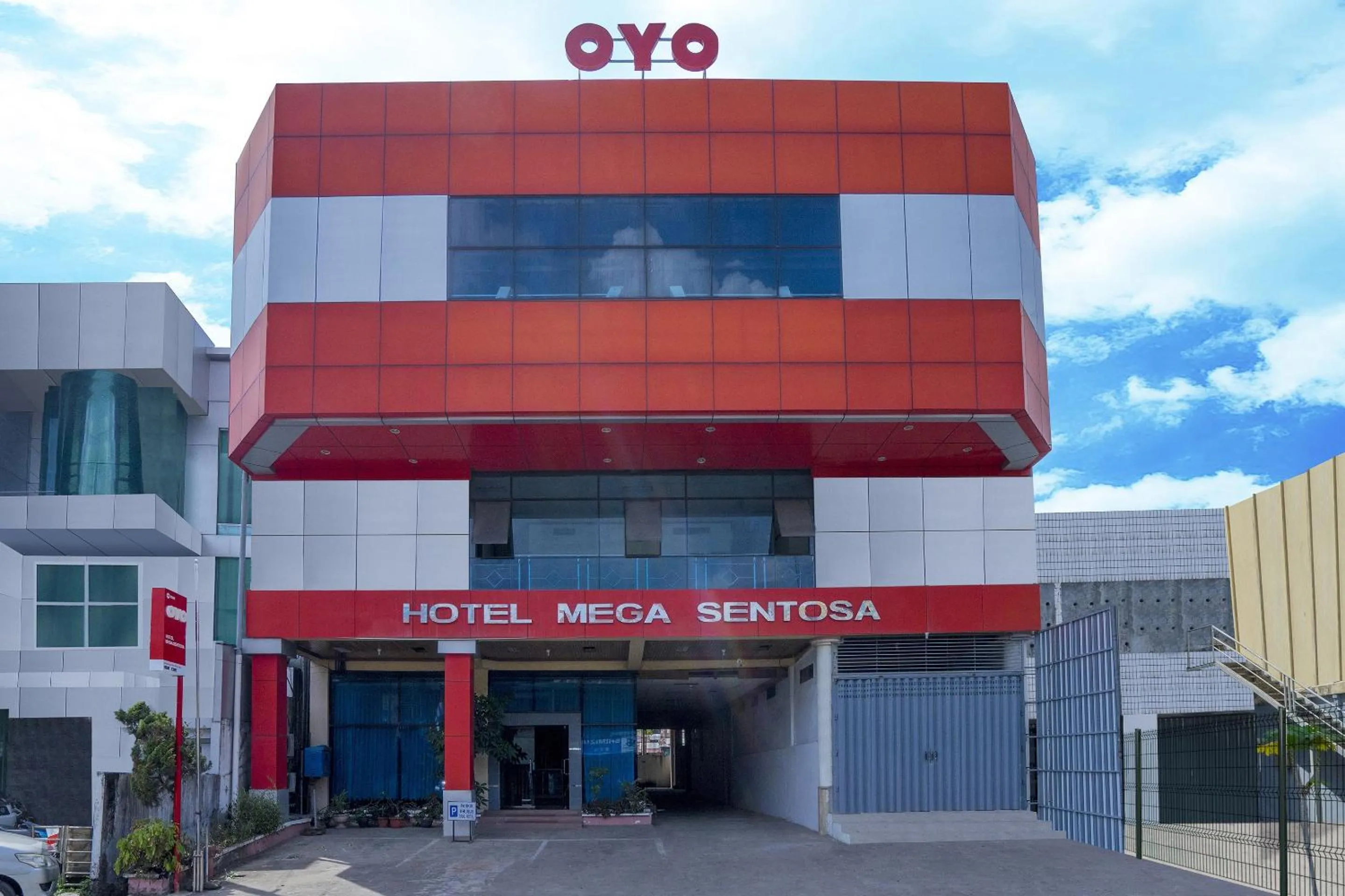 Facade/entrance in Hotel O Mega Sentosa