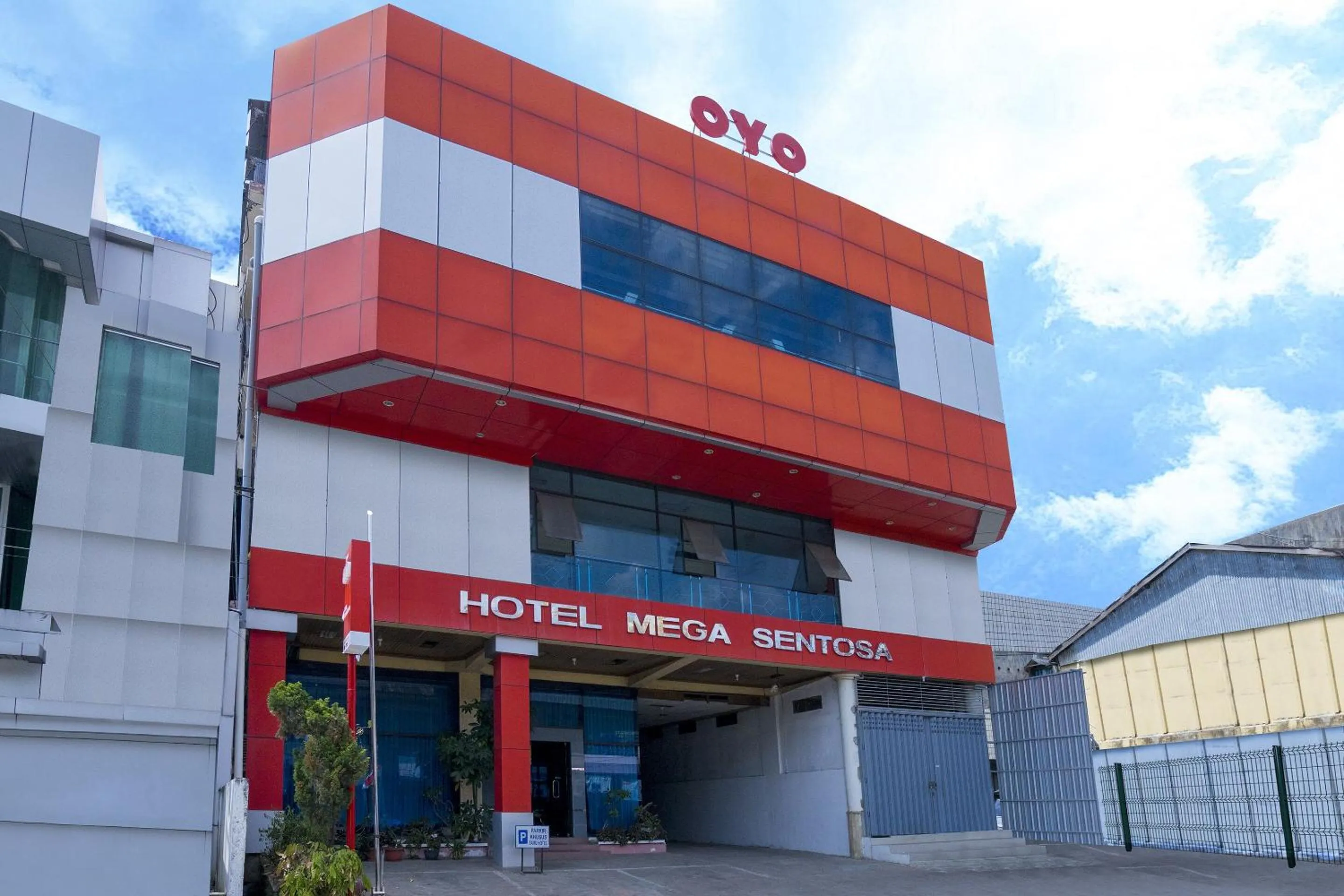 Facade/entrance in Hotel O Mega Sentosa
