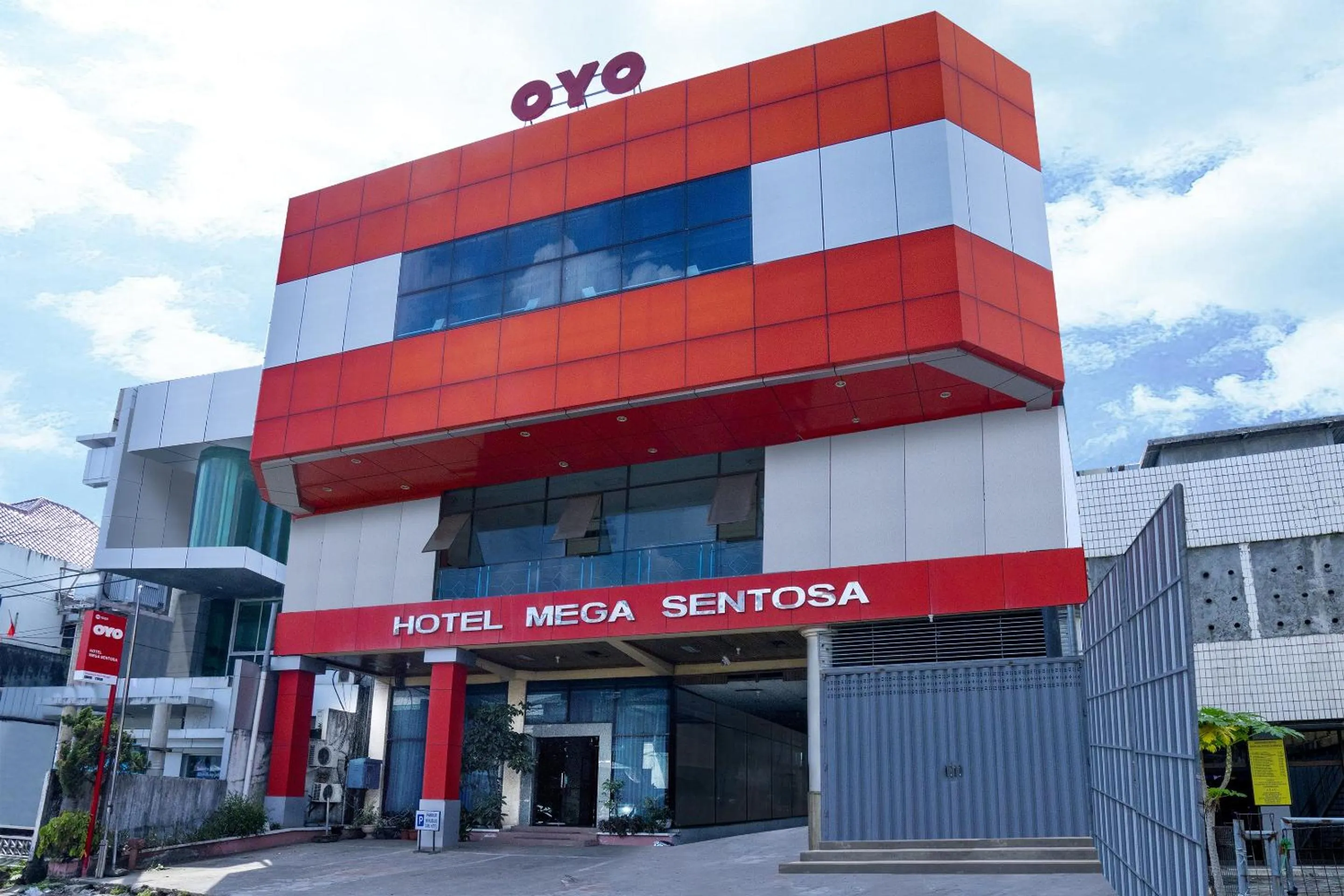 Facade/entrance in Hotel O Mega Sentosa