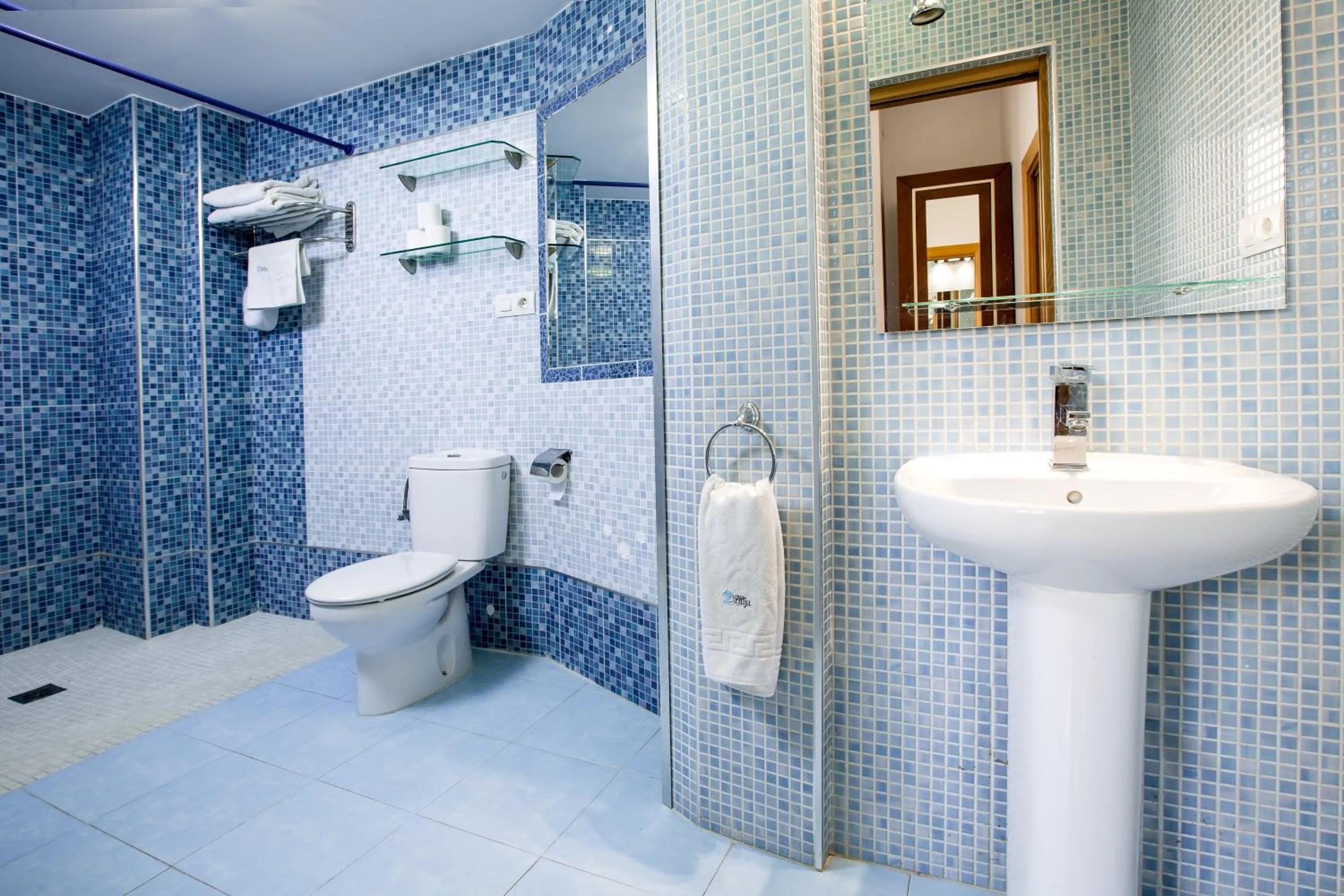Shower in Apartamentos Casa de la Lonja